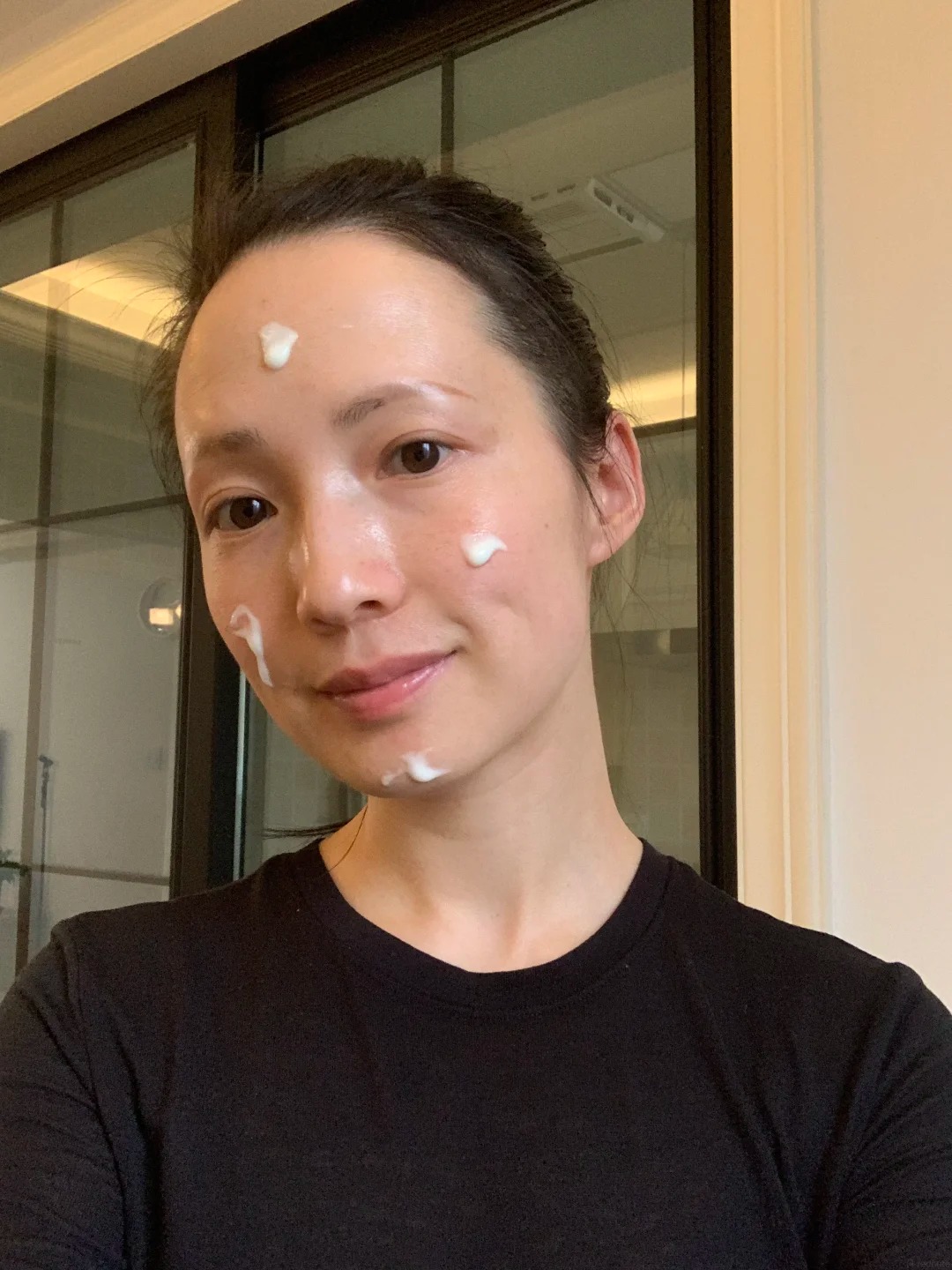 35 tuổi vẫn tự tin để mặt mộc: Tôi nhận ra chống lão hóa không bắt đầu từ serum đắt tiền - Ảnh 2.