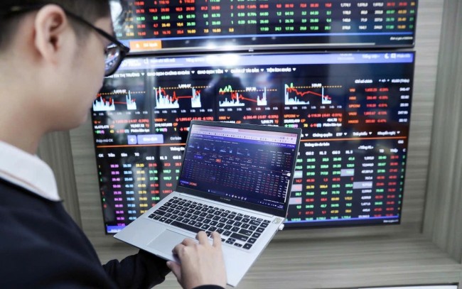 Chứng khoán ngày 27/5: Áp lực từ cổ phiếu trụ khiến VN-Index giảm phiên thứ hai liên tiếp Chứng khoán ngày 27/5: Áp lực từ cổ phiếu trụ khiến VN-Index giảm phiên thứ hai liên tiếp