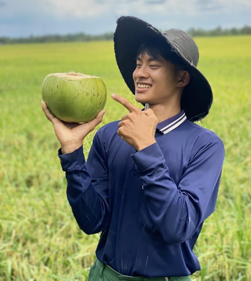 Lê Tuấn Khang xây nhà riêng lợp tôn sau 4 năm nổi tiếng, chiếc cầu thang dẫn lên trần nhà gây xôn xao: Dùng để đi đâu vậy?- Ảnh 1.