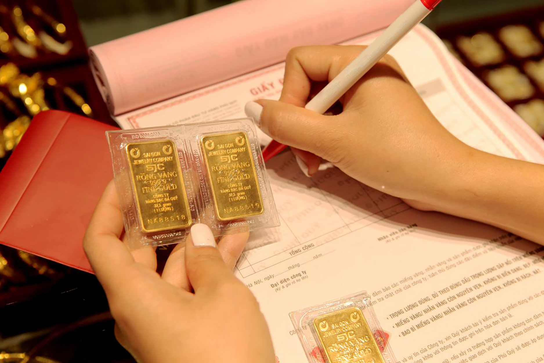 Có 500 triệu, nên gửi tiết kiệm hay mua vàng?- Ảnh 2.