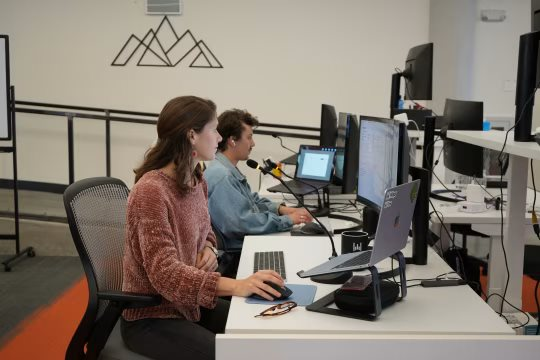 Bàn phím sắp thành đồ cổ, kỷ nguyên “thì thầm” với AI đang tới: Tại sao dân Silicon Valley bỗng nhiên 