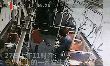 15 giây KINH HOÀNG trên một chuyến xe buýt khiến MXH bùng nổ: Hãy dạy con bạn cẩn thận vì ngoài xã hội, không phải ai cũng lành tính!- Ảnh 1.
