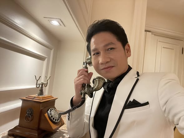 "Ông hoàng nhạc đỏ" cưới vợ vừa đẹp vừa giỏi, vui thú điền viên trong biệt thự 4000m2 ở Hà Nội- Ảnh 1.