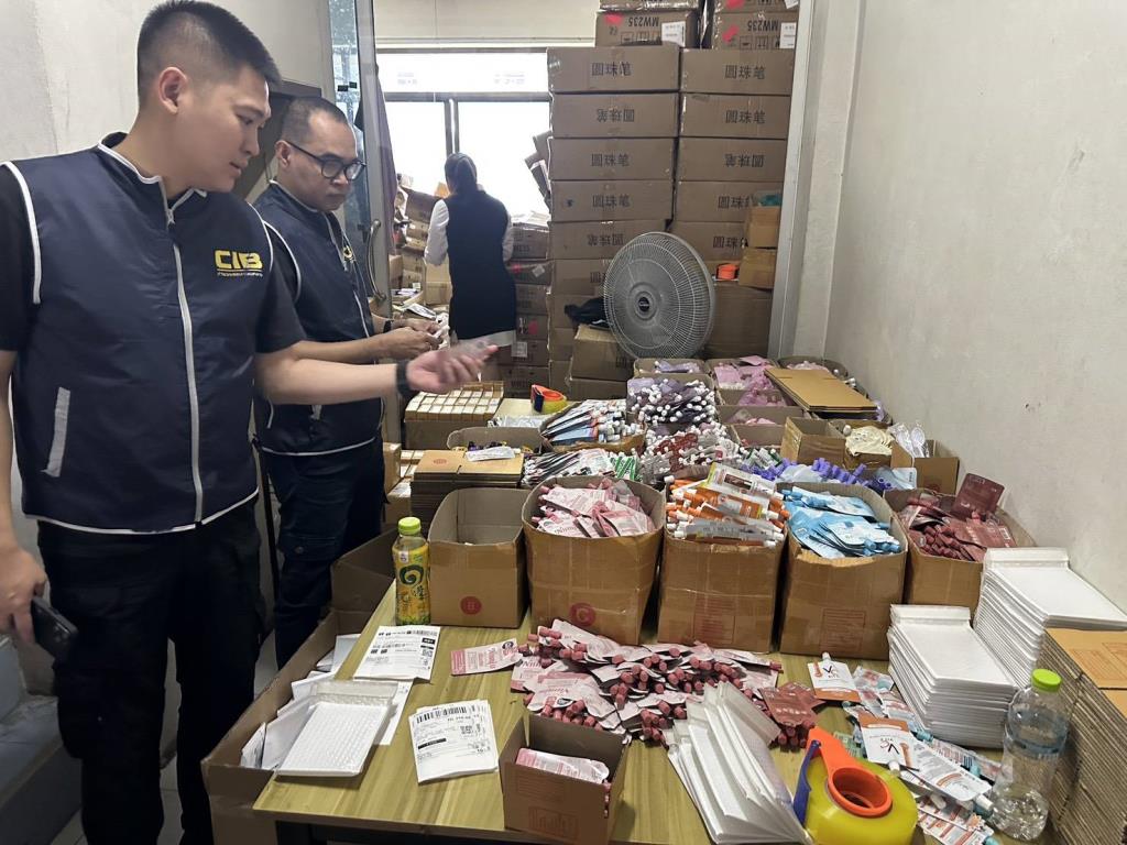 Đột kích 5 căn nhà, công an phát hiện đường dây sản xuất mỹ phẩm giả do người Trung Quốc điều hành, tịch thu hơn 700.000 sản phẩm- Ảnh 1. Đột kích 5 căn nhà, công an phát hiện đường dây sản xuất mỹ phẩm giả do người Trung Quốc điều hành, tịch thu hơn 700.000 sản phẩm- Ảnh 1.