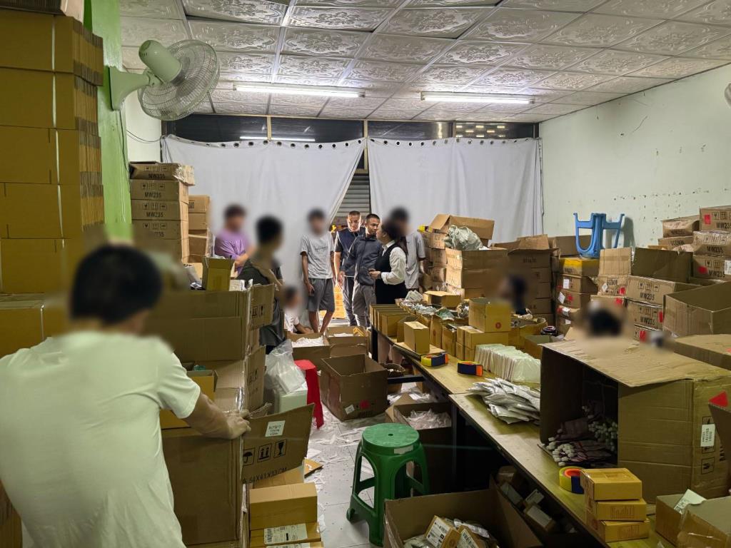 Đột kích 5 căn nhà, công an phát hiện đường dây sản xuất mỹ phẩm giả do người Trung Quốc điều hành, tịch thu hơn 700.000 sản phẩm- Ảnh 2. Đột kích 5 căn nhà, công an phát hiện đường dây sản xuất mỹ phẩm giả do người Trung Quốc điều hành, tịch thu hơn 700.000 sản phẩm- Ảnh 2.
