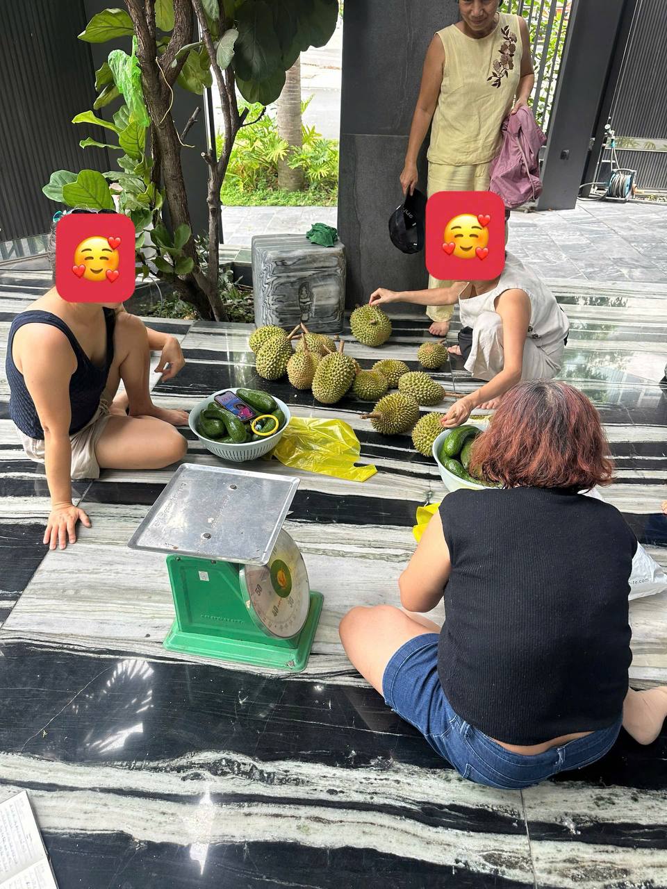 Sạp sầu riêng trước biệt thự 3 mặt tiền 80 tỷ ở Phú Mỹ Hưng gây sốt: 2h chiều đã hết sạch, chủ nhà vừa mừng vừa lo- Ảnh 3.