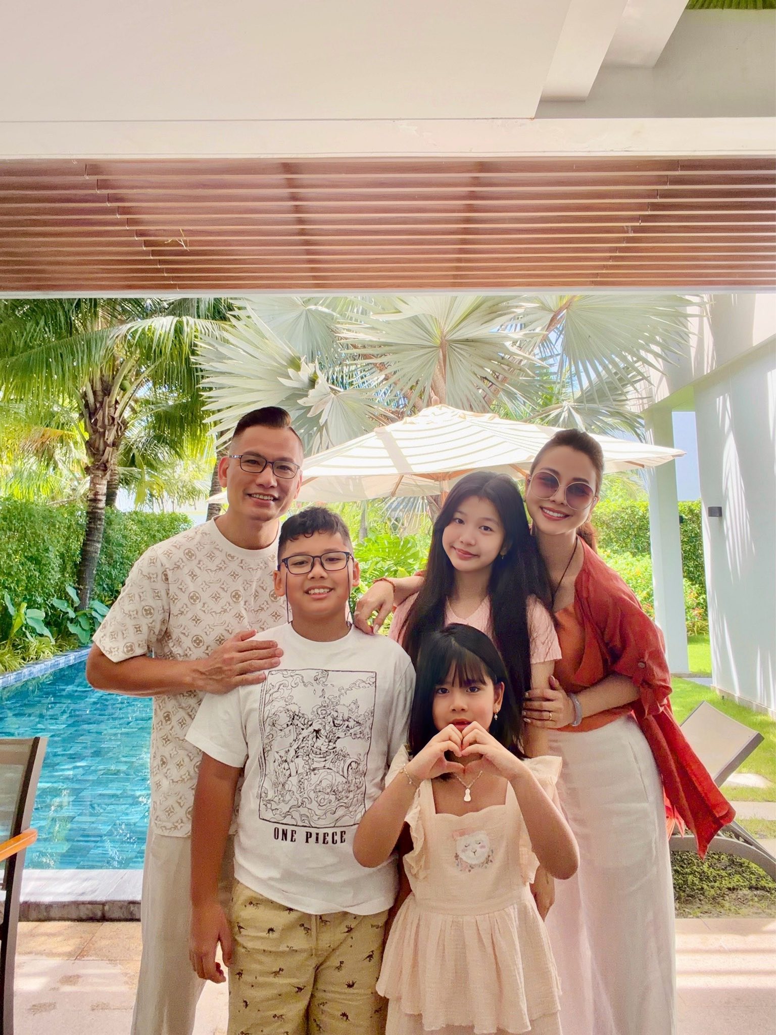 Hoa hậu đẹp bậc nhất Việt Nam tình tứ bên chồng đại gia: "Tụi mình vẫn còn chơi với nhau"- Ảnh 5.