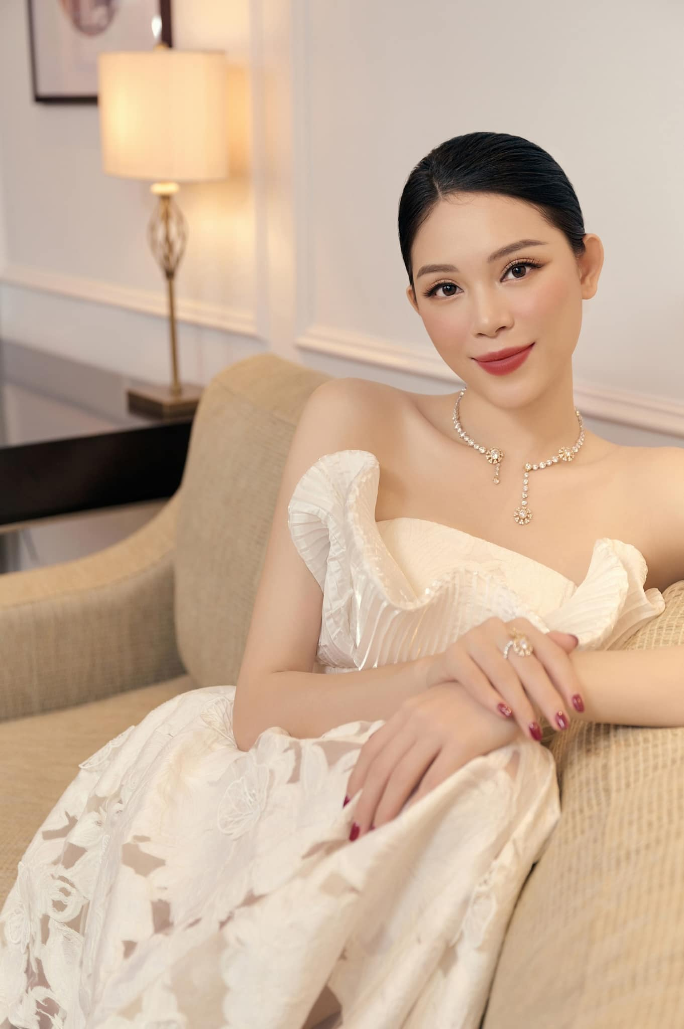 Mỹ nhân Hà thành cưới con trai tỷ phú: 30 tuổi làm dâu hào môn, sống như "nữ hoàng" trong biệt thự sang trọng- Ảnh 1.