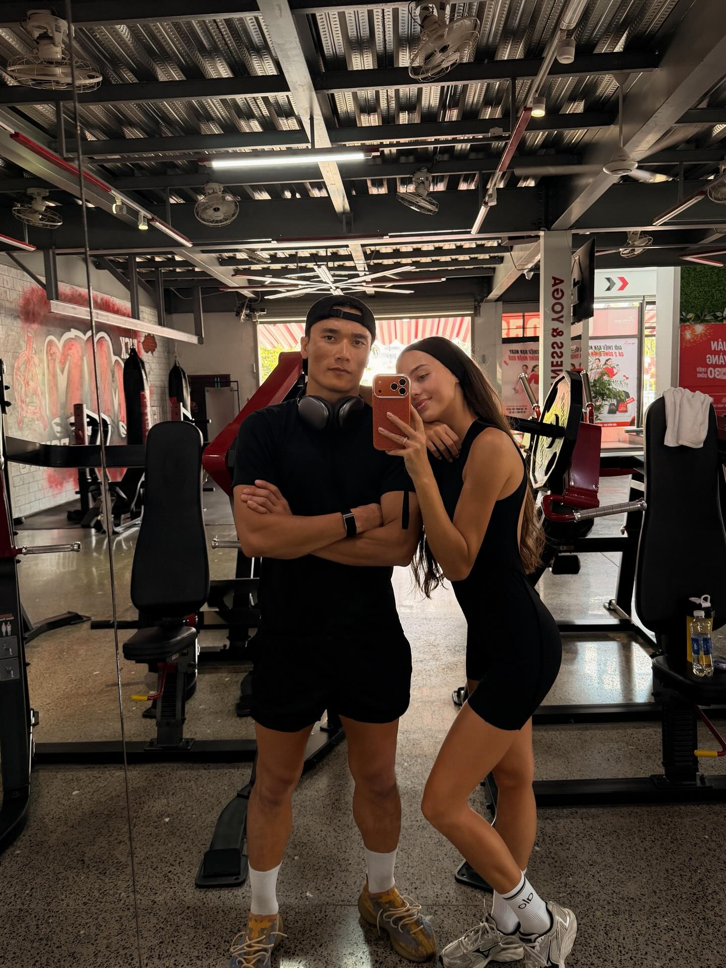 Kiểu hẹn hò tốn mồ hôi của dàn cầu thủ nổi tiếng và vợ: Thành quả xứng đáng!- Ảnh 1.