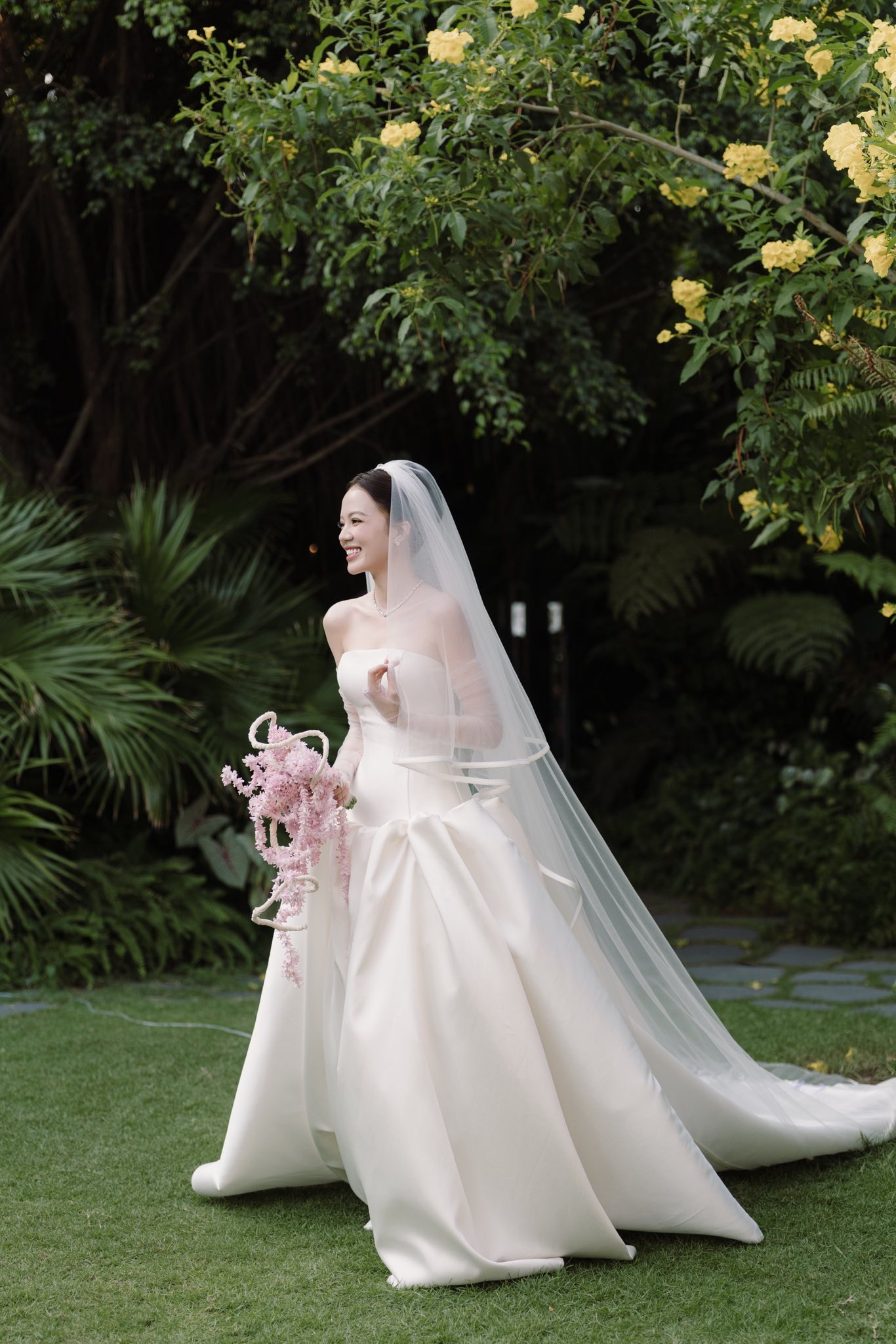 Bó hoa cưới hình tổ chim của nhiếp ảnh gia có tiếng ở Hà Nội đang gây tranh cãi - Ảnh 8.