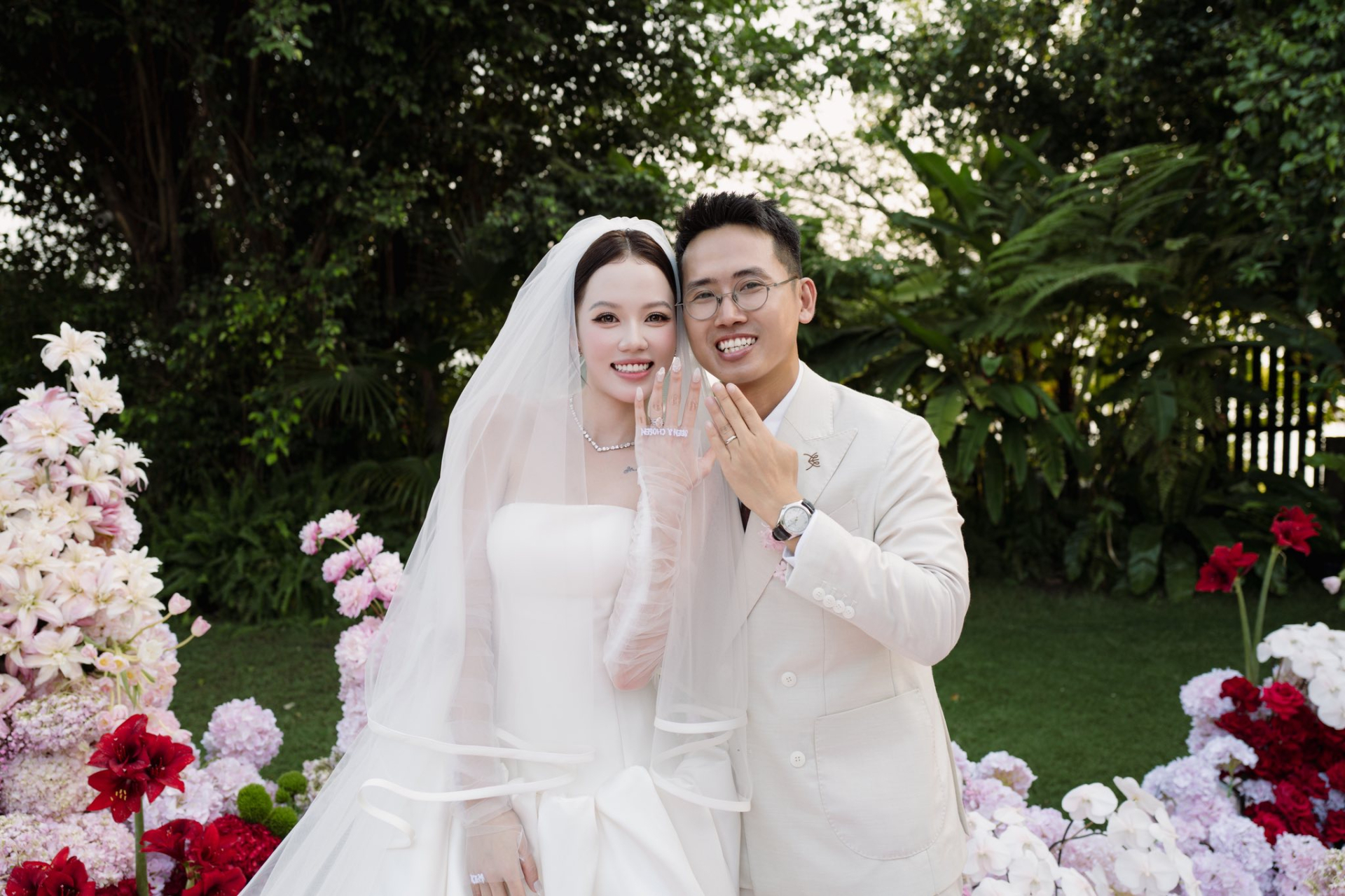 Bó hoa cưới hình tổ chim của nhiếp ảnh gia có tiếng ở Hà Nội đang gây tranh cãi - Ảnh 14.