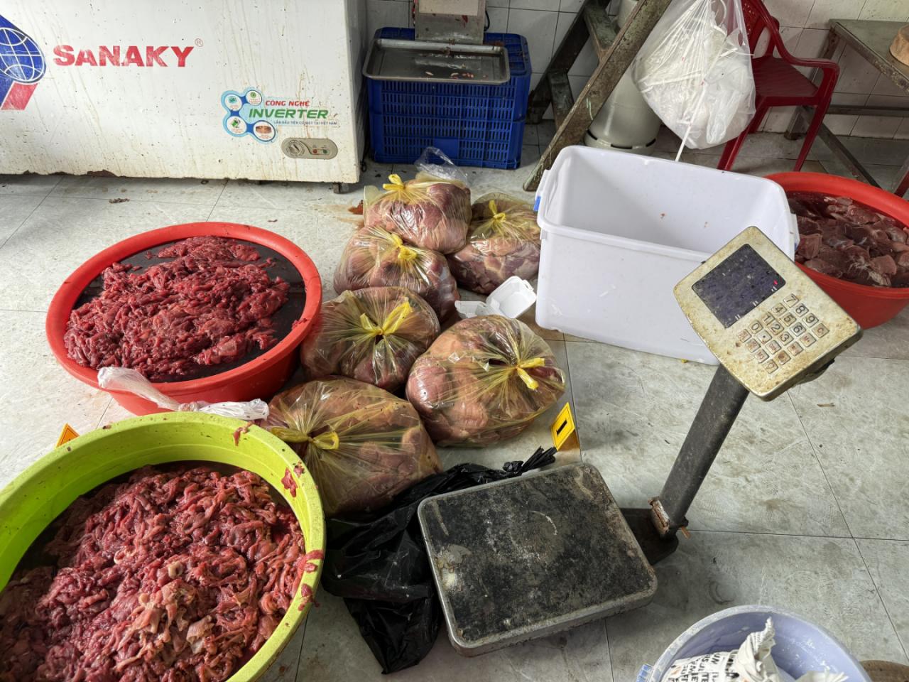Rùng mình thủ đoạn của Nguyễn Văn Thái cùng đồng bọn khi tuồn 65 tấn thịt bò giả, chứa hóa chất ra thị trường- Ảnh 2.