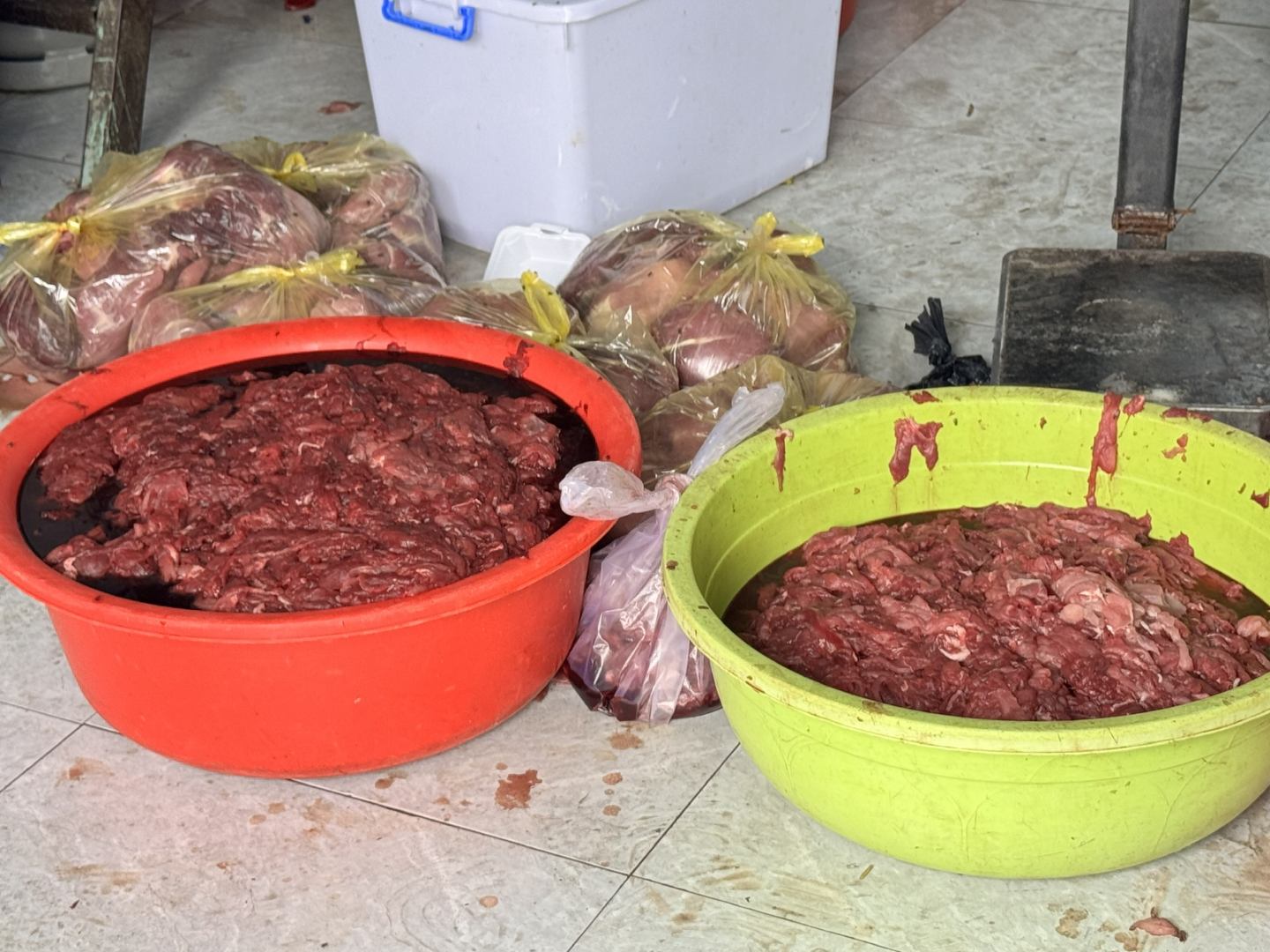 Rùng mình thủ đoạn của Nguyễn Văn Thái cùng đồng bọn khi tuồn 65 tấn thịt bò giả, chứa hóa chất ra thị trường- Ảnh 3.