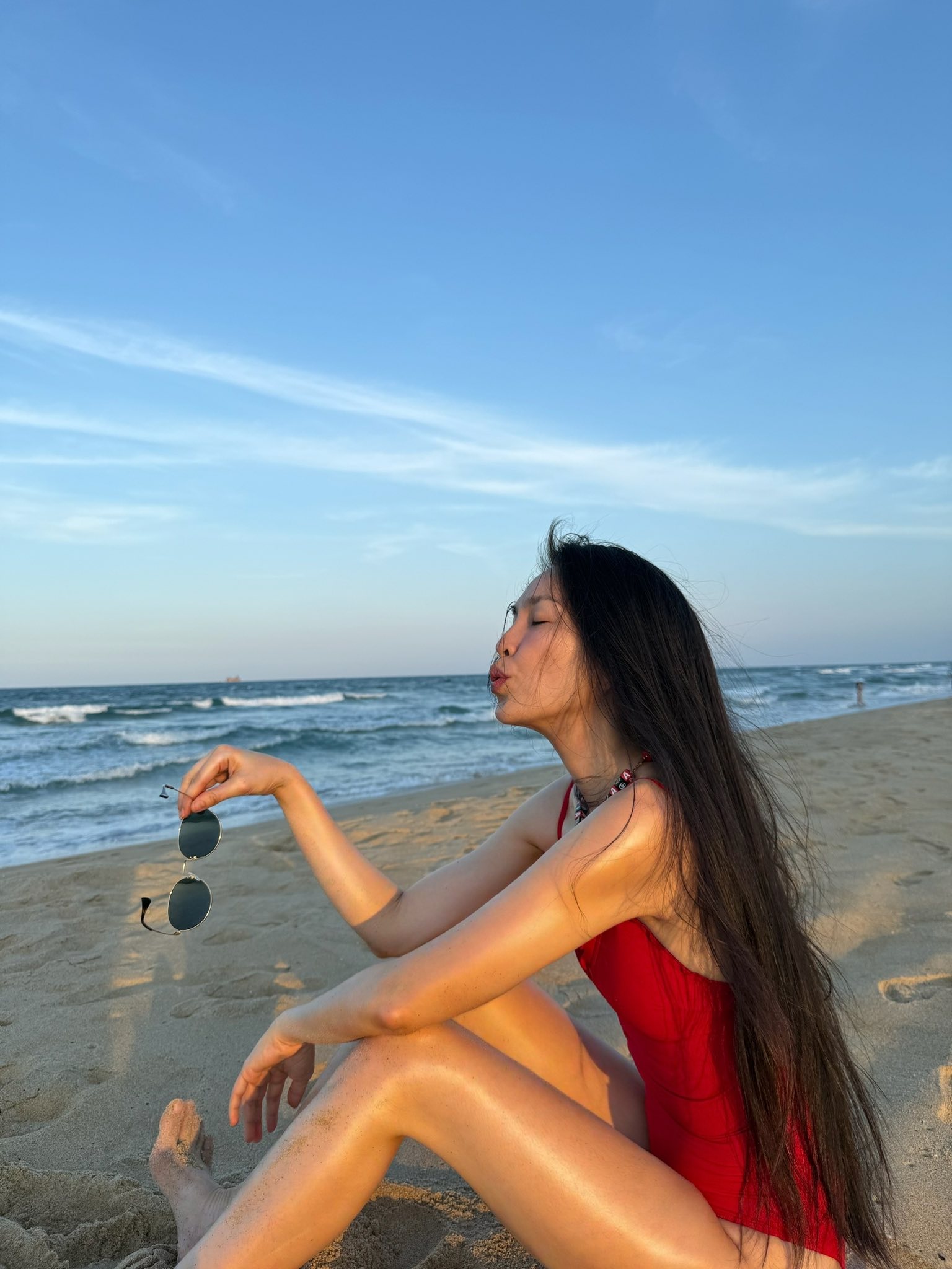 Đẳng cấp nhan sắc không chỉnh sửa của mỹ nhân Vbiz: 45 tuổi khoe da nâu, dáng nuột, mặt không thấy điểm nào lão hoá- Ảnh 4.