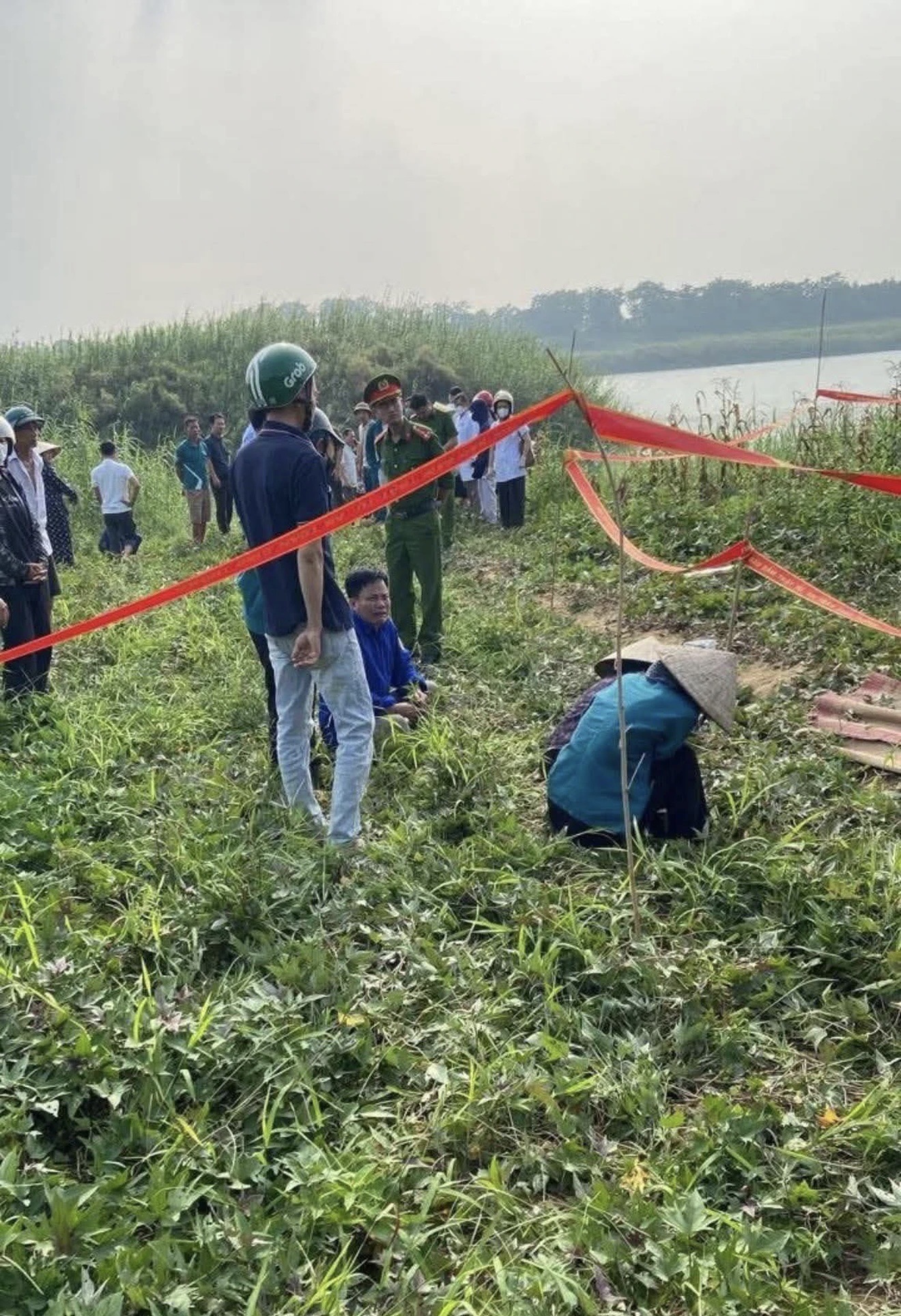Vụ 5 học sinh đuối nước ở Phú Thọ: Đau xót cảnh người mẹ ngã quỵ bên sông- Ảnh 1.