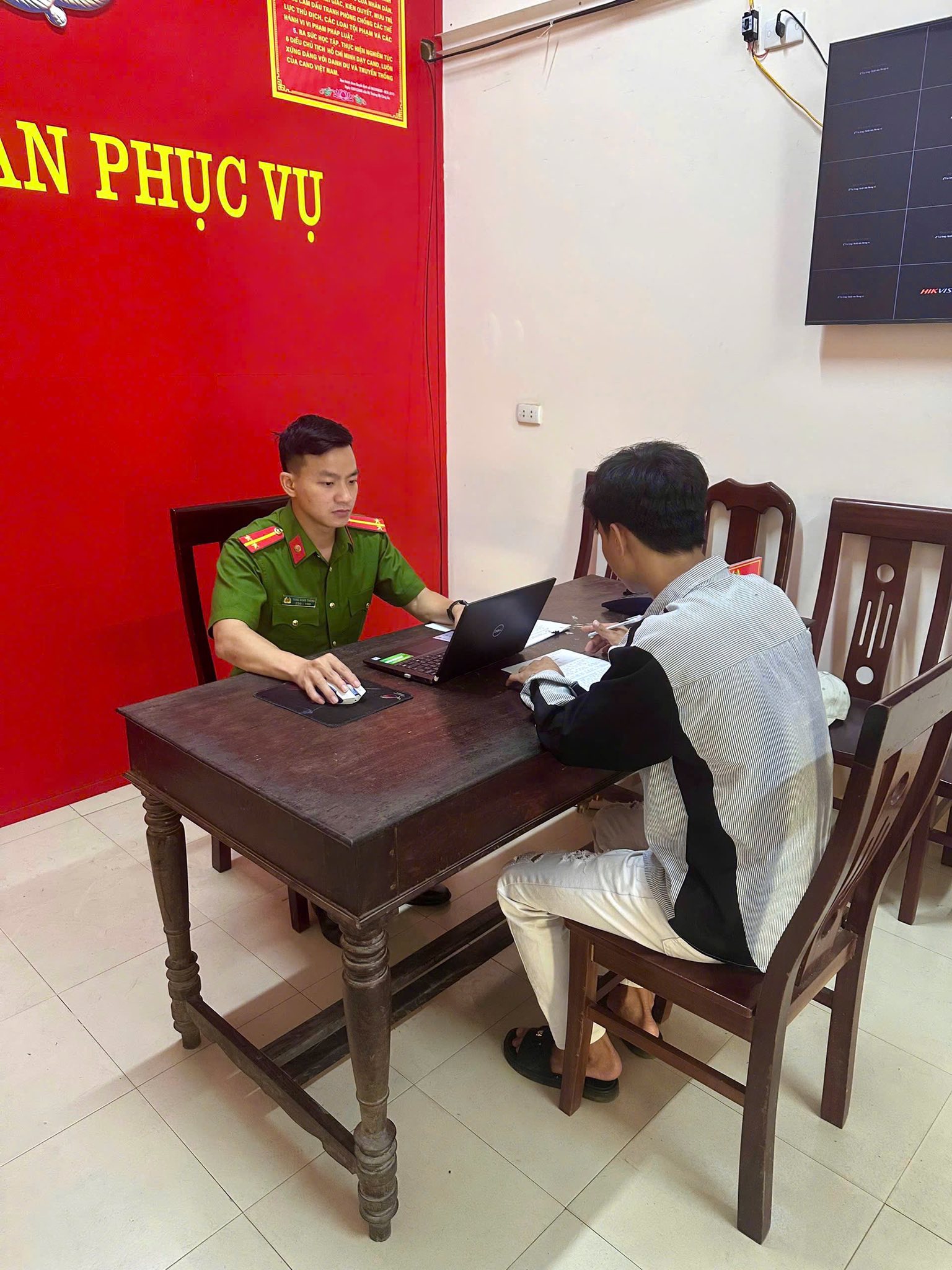 Cô gái bị nam thanh niên tóm tóc, đạp thẳng vào đầu trong quán bida: Hé lộ danh tính và mối quan hệ ít ai ngờ giữa hai người- Ảnh 2.