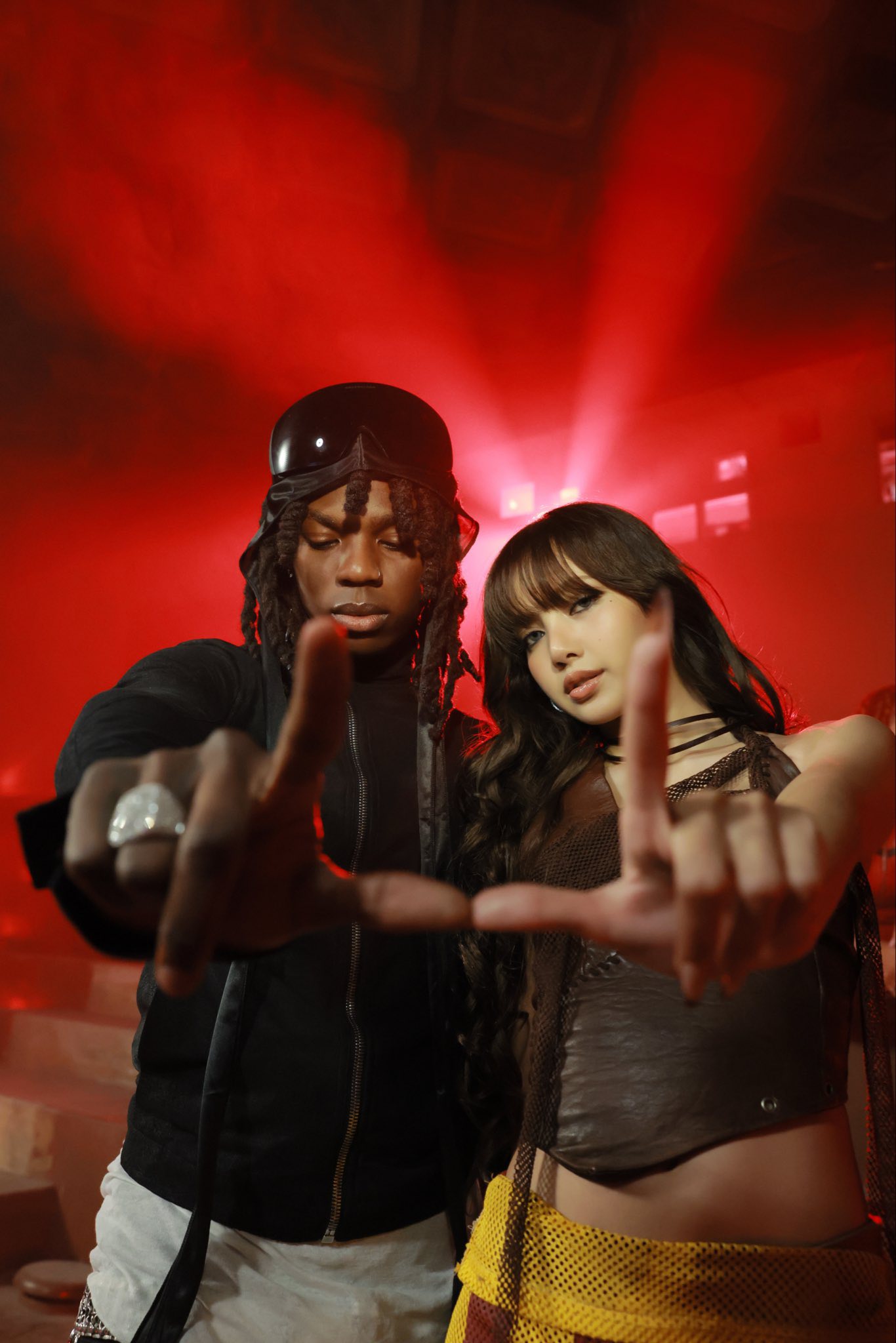 Lisa lần đầu hát nhạc World Cup: Bắn rap đã tai, sắc vóc bốc lửa "đốt cháy" giải bóng lớn nhất hành tinh!- Ảnh 8.