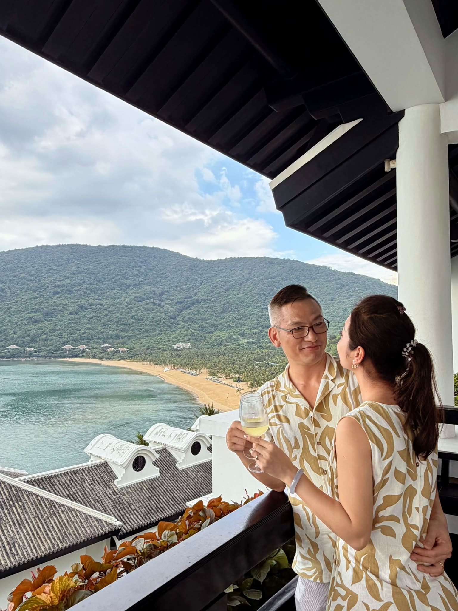 Hoa hậu đẹp bậc nhất Việt Nam tình tứ bên chồng đại gia: "Tụi mình vẫn còn chơi với nhau"- Ảnh 2.