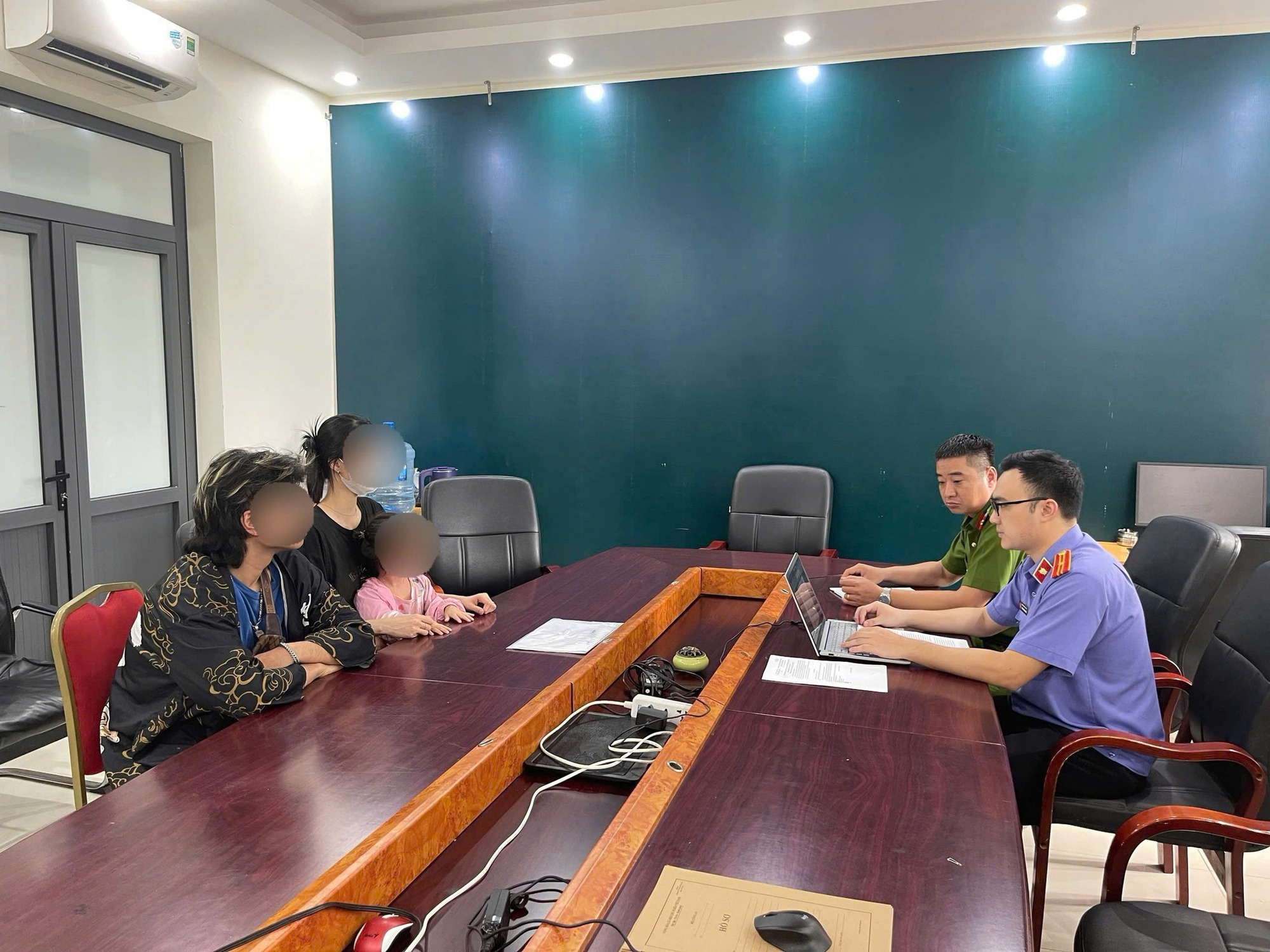 Mẹ đưa con gái đến quán bia tại Hà Nội lý giải thế nào về các vết thâm trên chân, nghi bị bạo hành?- Ảnh 2.