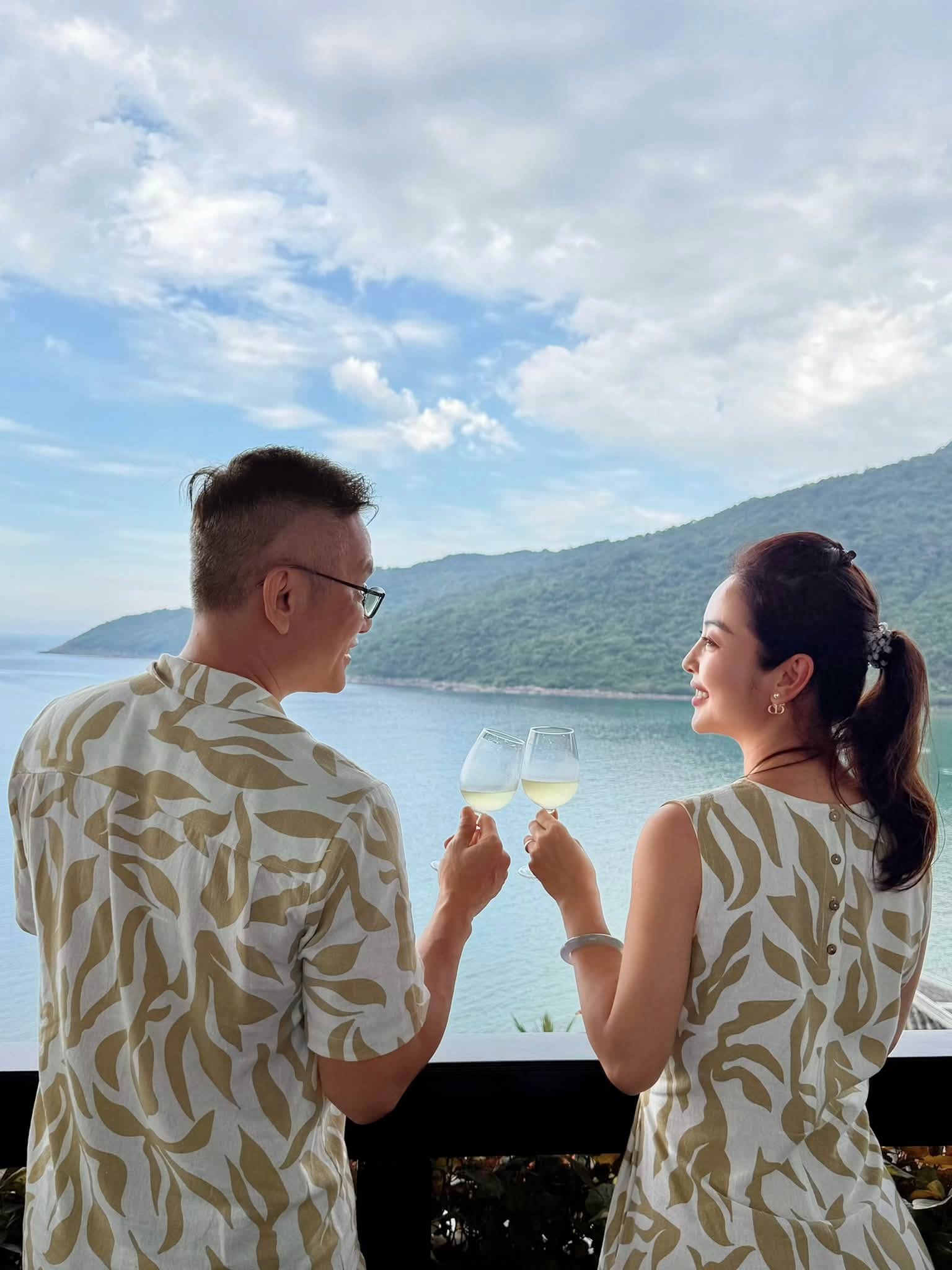 Hoa hậu đẹp bậc nhất Việt Nam tình tứ bên chồng đại gia: "Tụi mình vẫn còn chơi với nhau"- Ảnh 1.