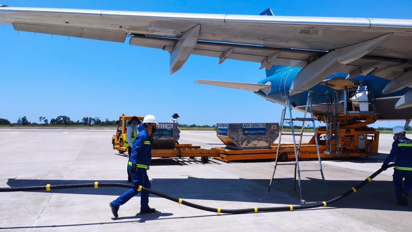 Chia sẻ của nhà báo Trần Mai Anh về những người làm việc giữa cái nóng 78°C ở Nội Bài gây xúc động MXH- Ảnh 3.