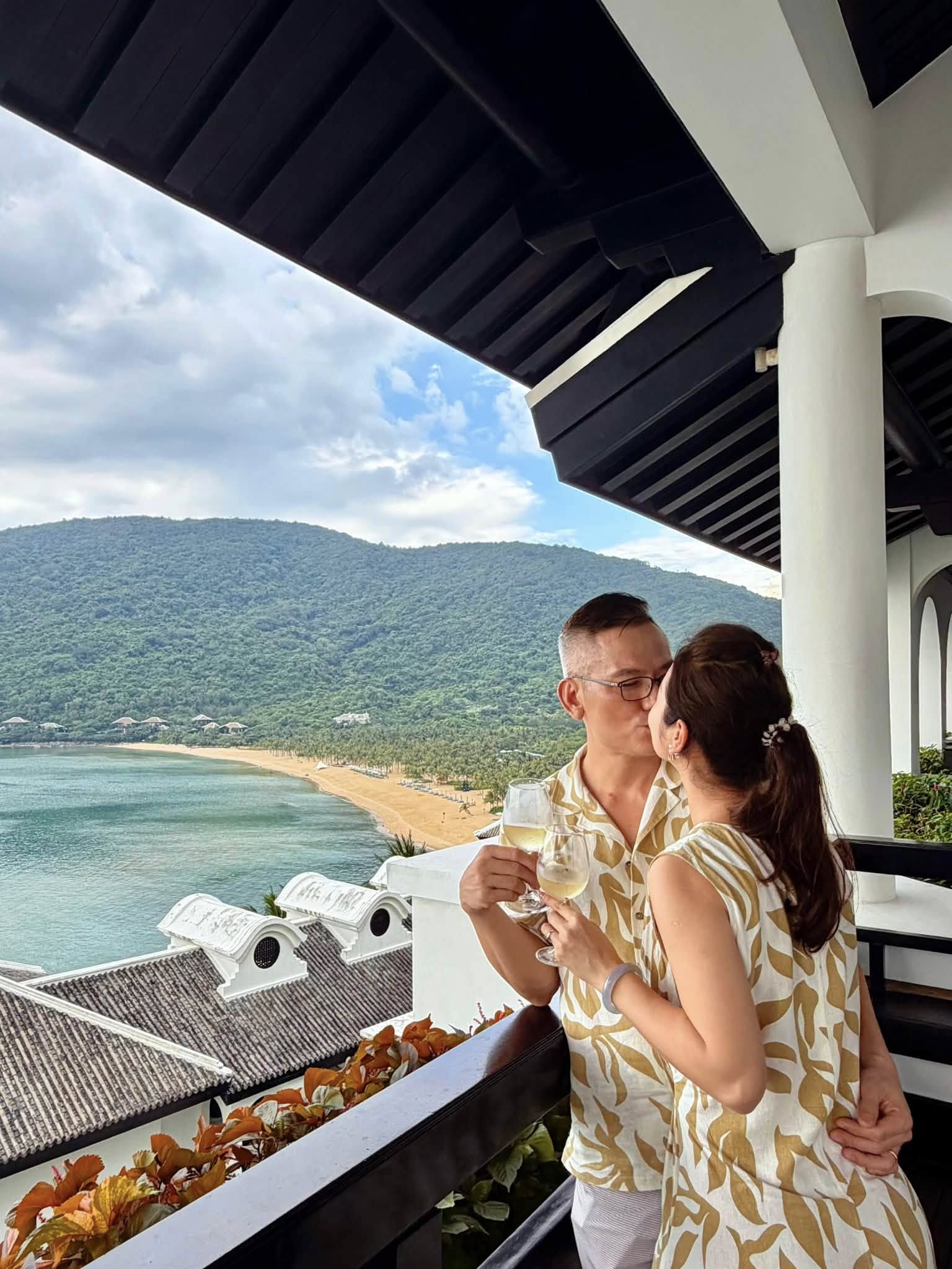 Hoa hậu đẹp bậc nhất Việt Nam tình tứ bên chồng đại gia: "Tụi mình vẫn còn chơi với nhau"- Ảnh 3.
