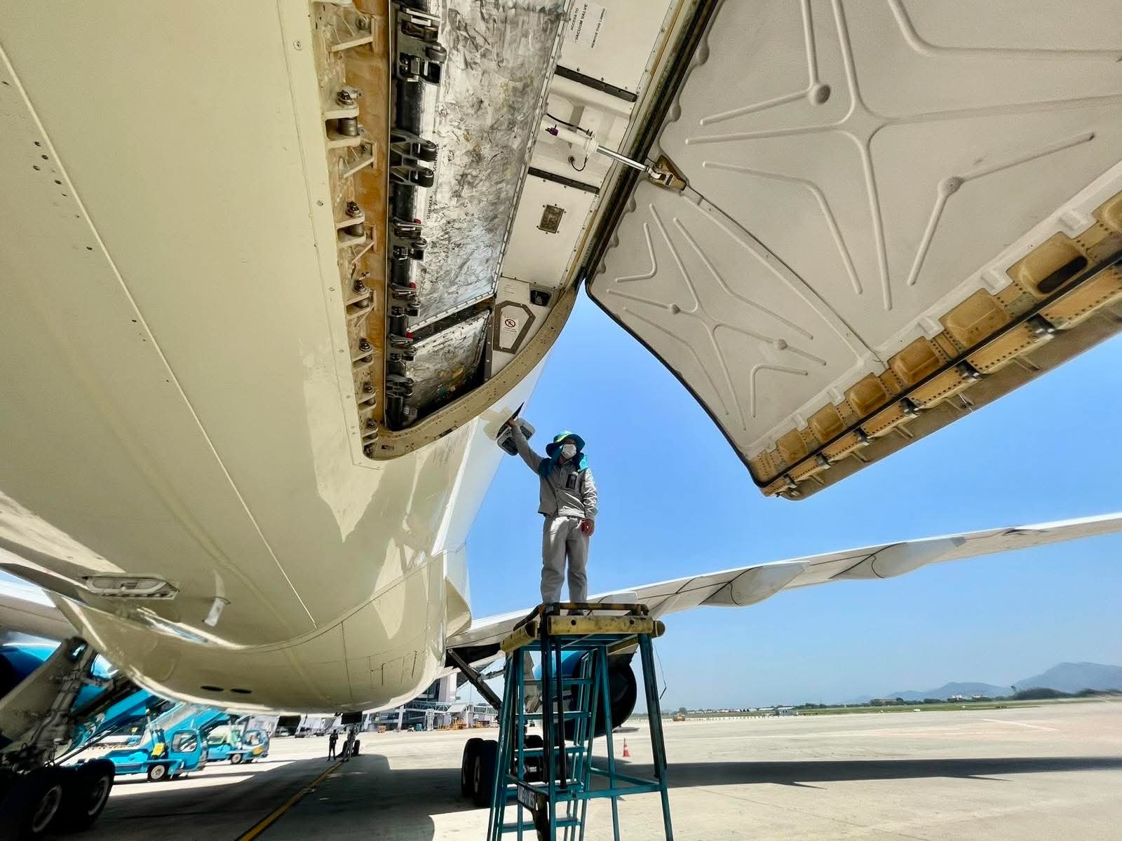 Chia sẻ của nhà báo Trần Mai Anh về những người làm việc giữa cái nóng 78°C ở Nội Bài gây xúc động MXH- Ảnh 8.