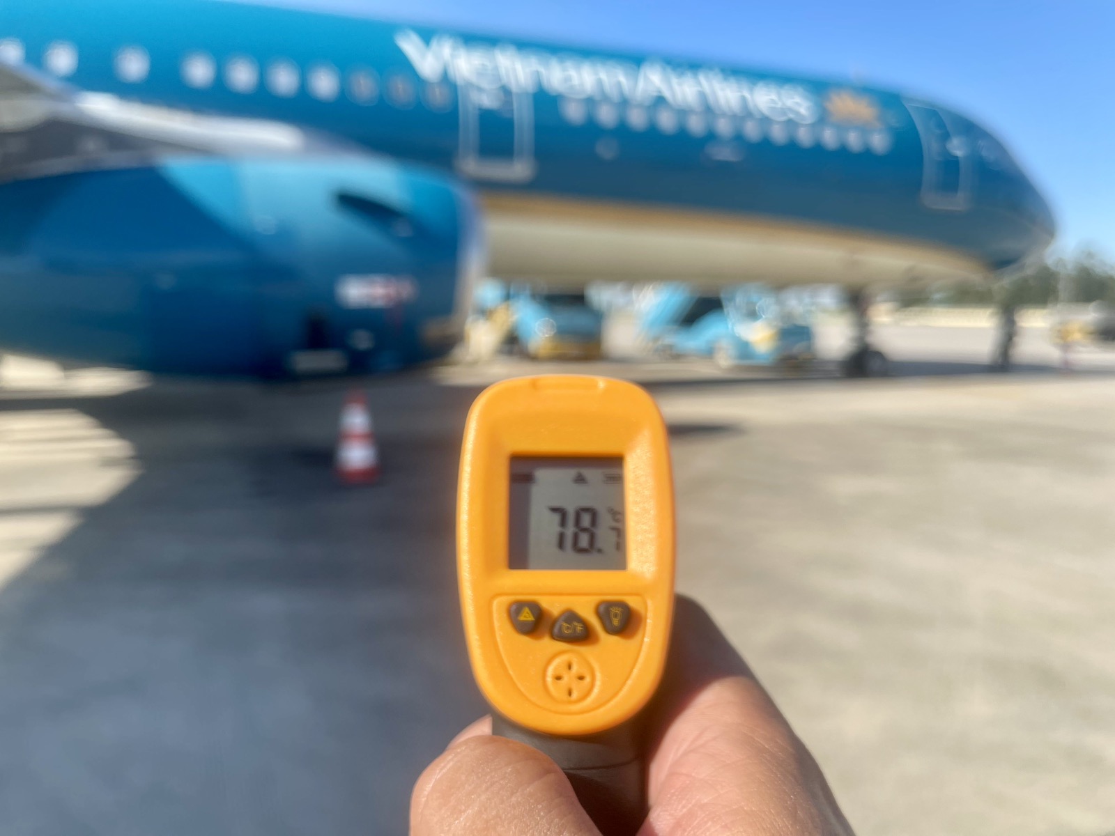 Chia sẻ của nhà báo Trần Mai Anh về những người làm việc giữa cái nóng 78°C ở Nội Bài gây xúc động MXH- Ảnh 2.