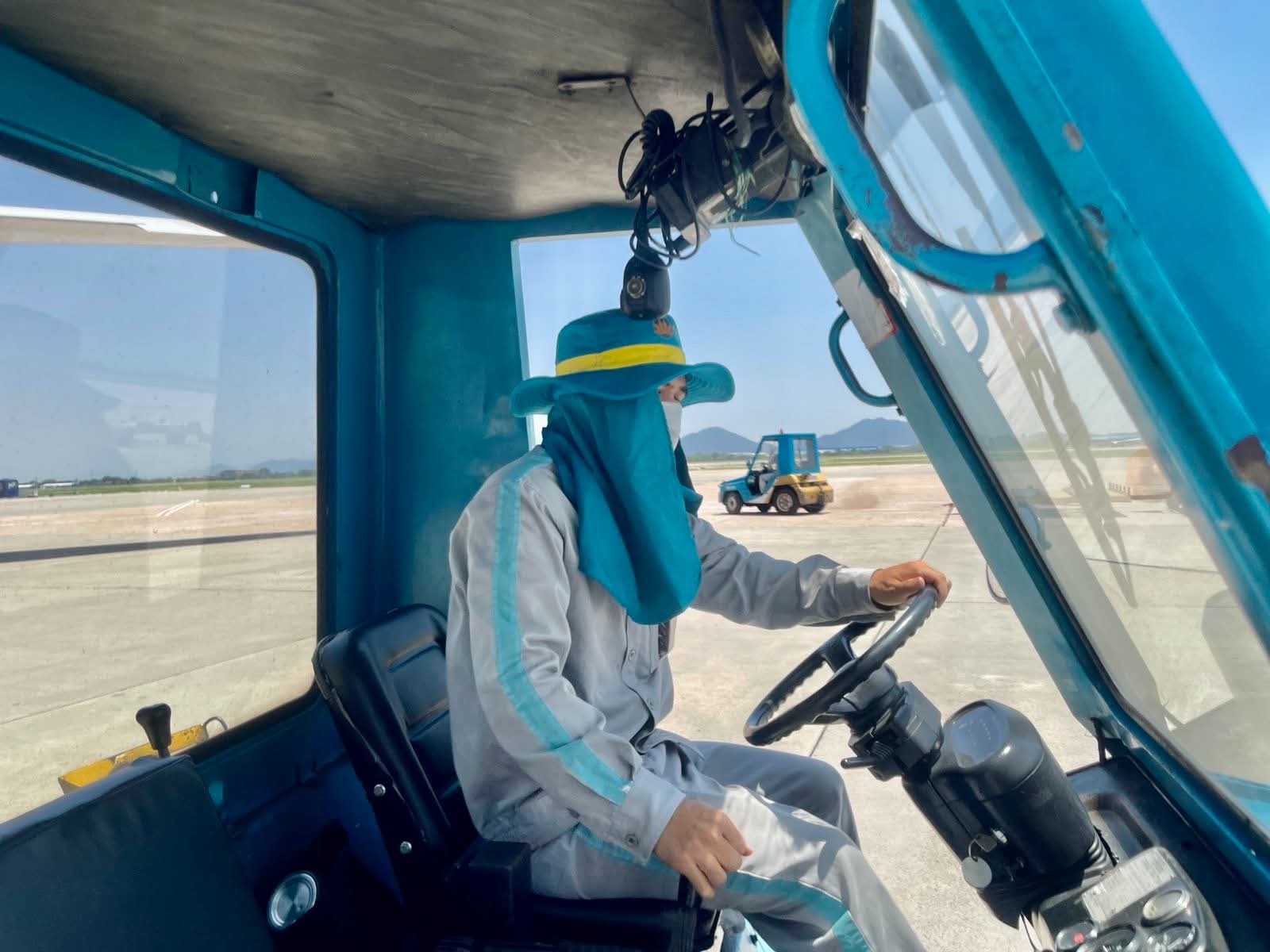 Chia sẻ của nhà báo Trần Mai Anh về những người làm việc giữa cái nóng 78°C ở Nội Bài gây xúc động MXH- Ảnh 6.