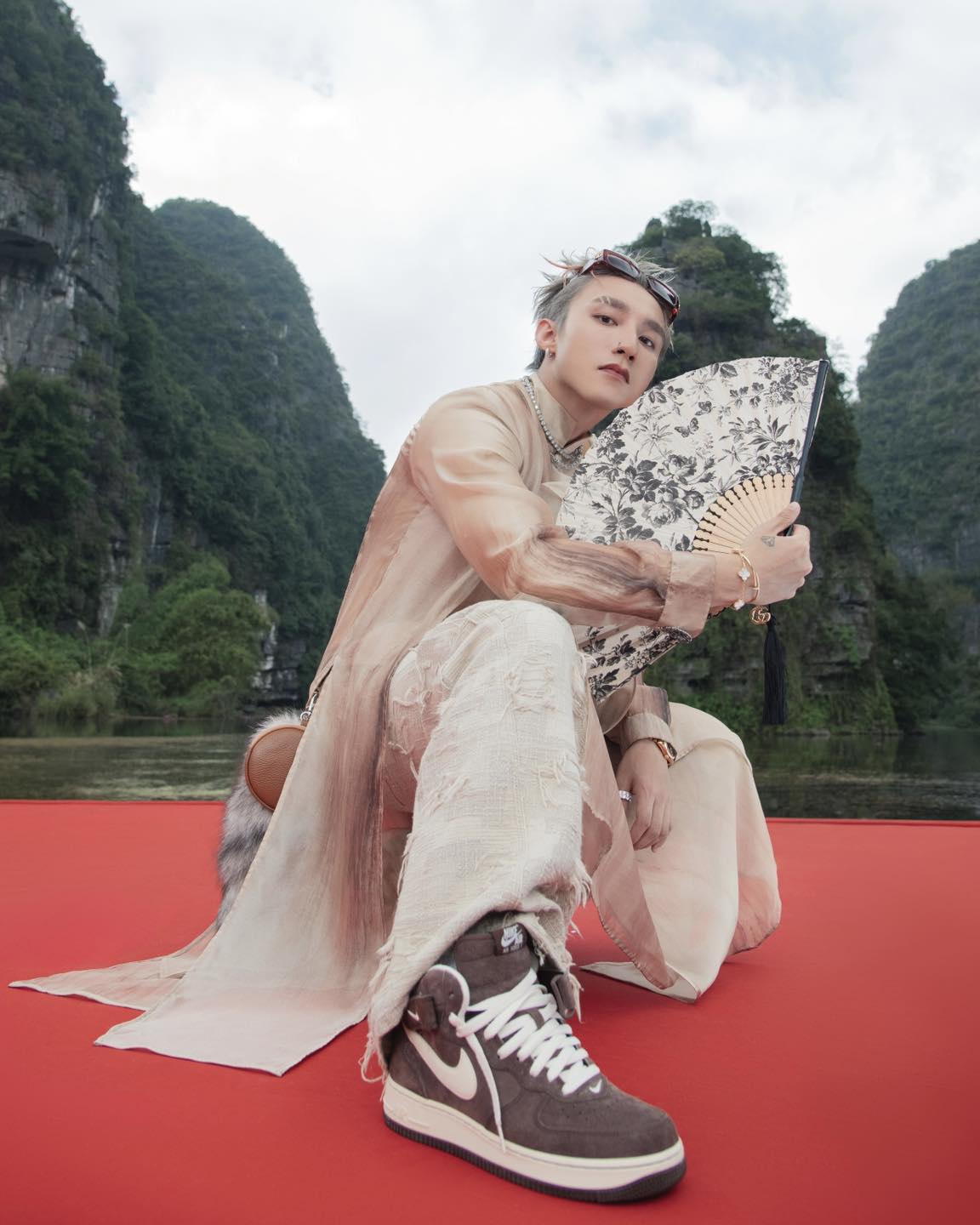 MV HOT nhất đêm nay của Sơn Tùng M-TP: Di sản văn hoá Việt Nam được tôn vinh trọn vẹn, đưa TYGA trở về nguồn cội - Ảnh 9.