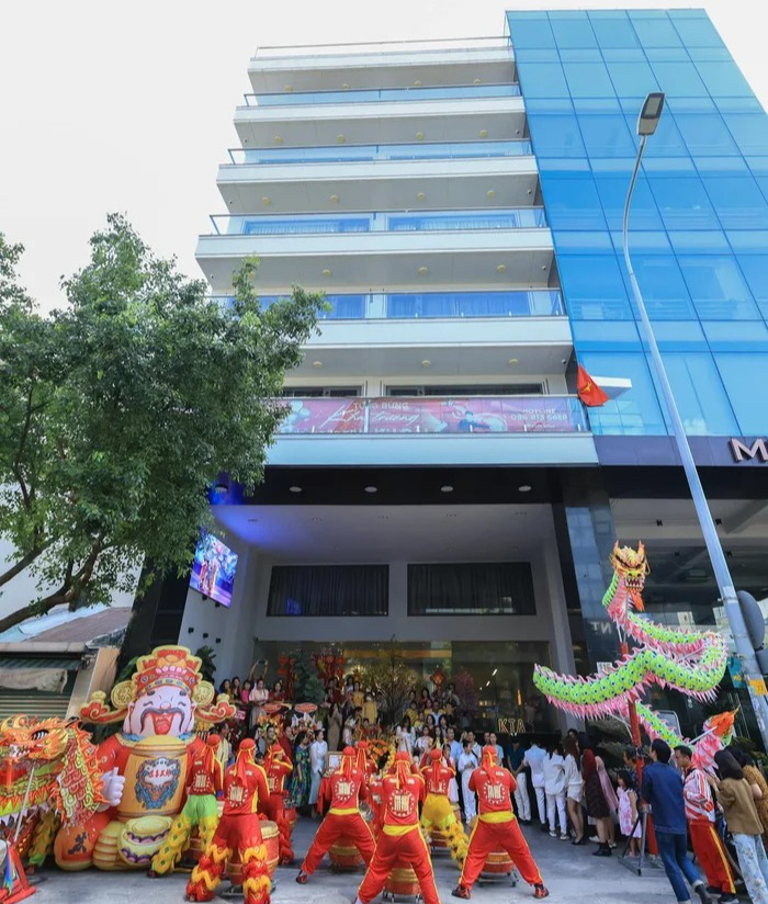 Nghệ sĩ xây biệt thự 6 tầng, trăm tỷ đồng ngay mặt đường Hoàng Hoa Thám, cưới một viện trưởng- Ảnh 4.