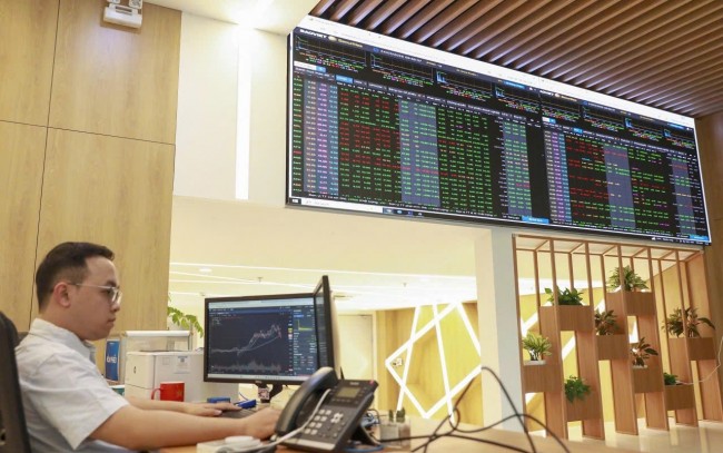 Chứng khoán ngày 8/5: Thị trường rung lắc mạnh, VN-Index vẫn đóng cửa ở mức cao nhất lịch sử