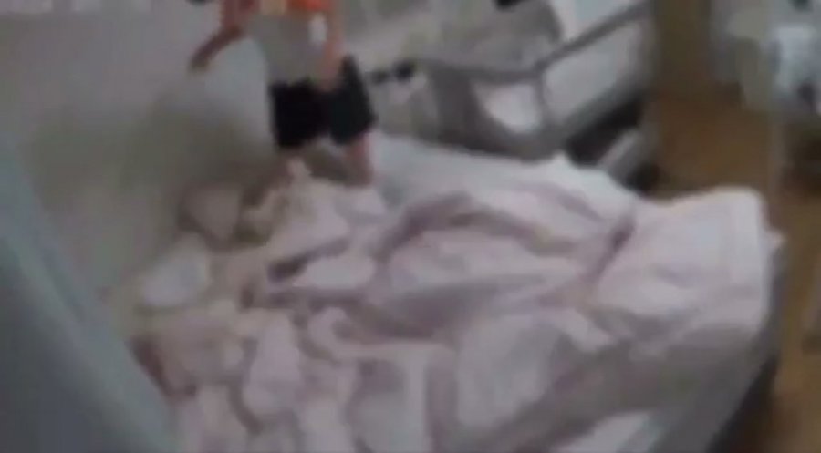 Đoạn video gây phẫn nộ: Cha mẹ còn dám cho con ở 1 mình với người lạ nữa không?- Ảnh 1. Đoạn video gây phẫn nộ: Cha mẹ còn dám cho con ở 1 mình với người lạ nữa không?- Ảnh 1.