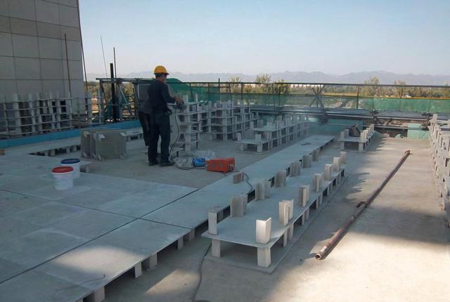 Làm thế nào để chống nóng hiệu quả cho nhà tầng trên cùng? 7 cách giúp giảm vài độ trong mùa hè, ngủ ngon mà không phải bật điều hòa cả đêm - Ảnh 4.