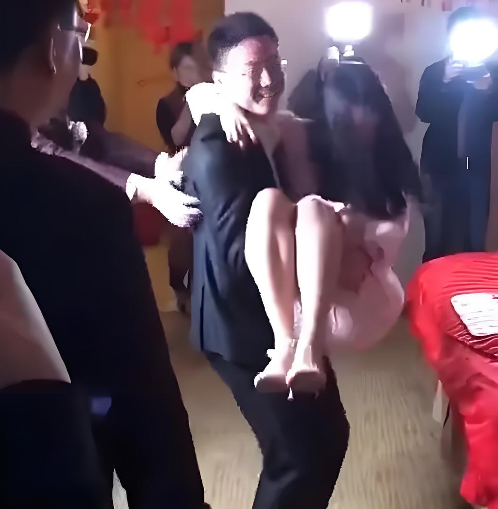 Chú rể vô tư bế thốc phù dâu trong lễ cưới, vẻ mặt của cô dâu khiến ai cũng hiểu: "To chuyện rồi"- Ảnh 1.