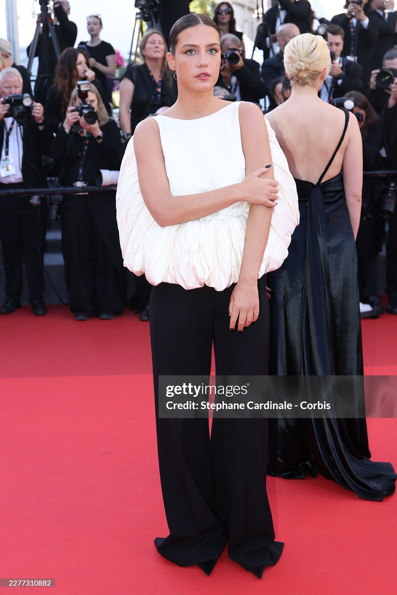 LHP Cannes ngày 9: Bella Hadid hở bạo "chặt chém", ca sĩ Trung Quốc 18 tuổi "đại náo" thảm đỏ- Ảnh 26.