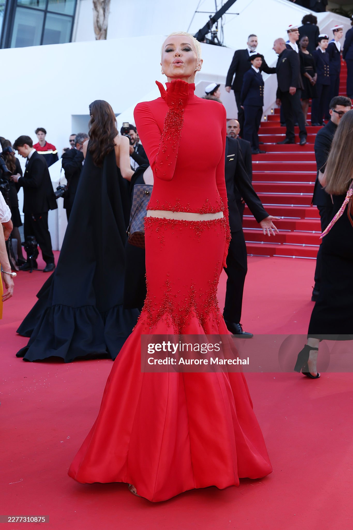 LHP Cannes ngày 9: Bella Hadid hở bạo "chặt chém", ca sĩ Trung Quốc 18 tuổi "đại náo" thảm đỏ- Ảnh 17.