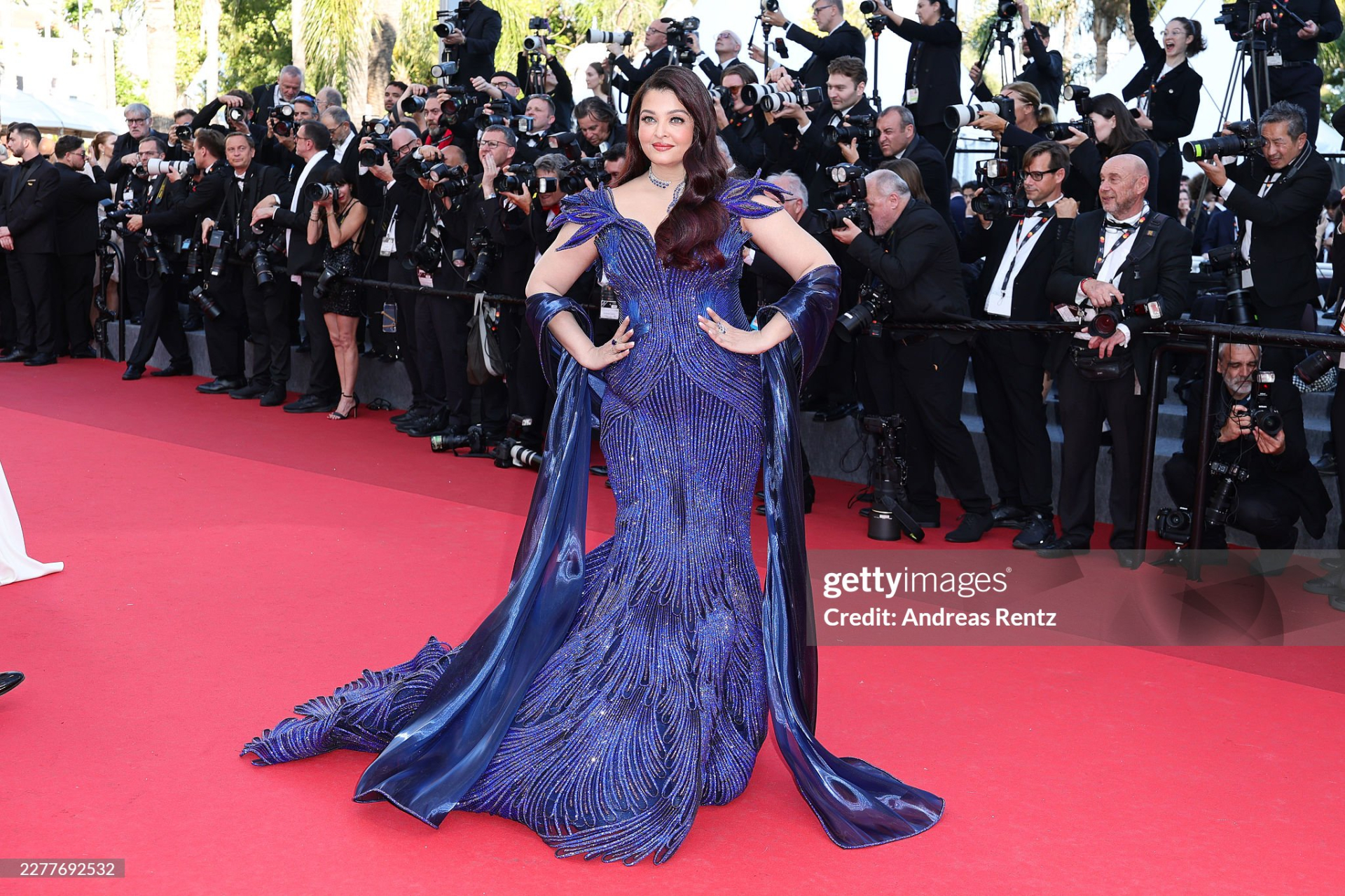 Thảm đỏ Cannes ngày 11: Eva Longoria đọ sắc Hoa hậu Thế giới, "tiên nữ" ôm bình hoa át cả biểu tượng Ý- Ảnh 10.