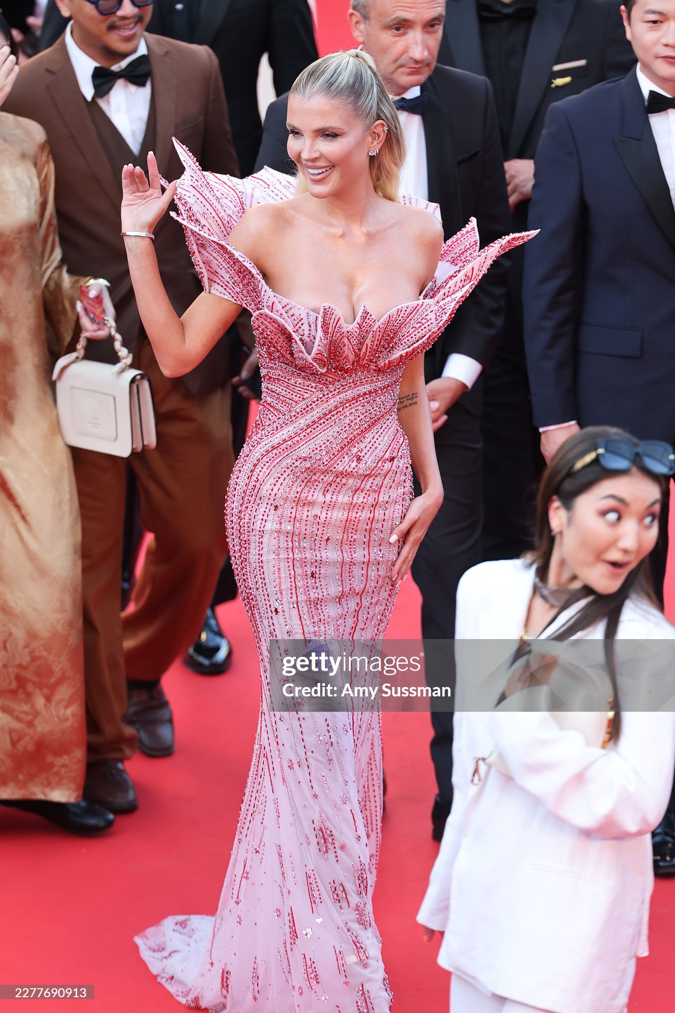 Thảm đỏ Cannes ngày 11: Eva Longoria đọ sắc Hoa hậu Thế giới, "tiên nữ" ôm bình hoa át cả biểu tượng Ý- Ảnh 20.