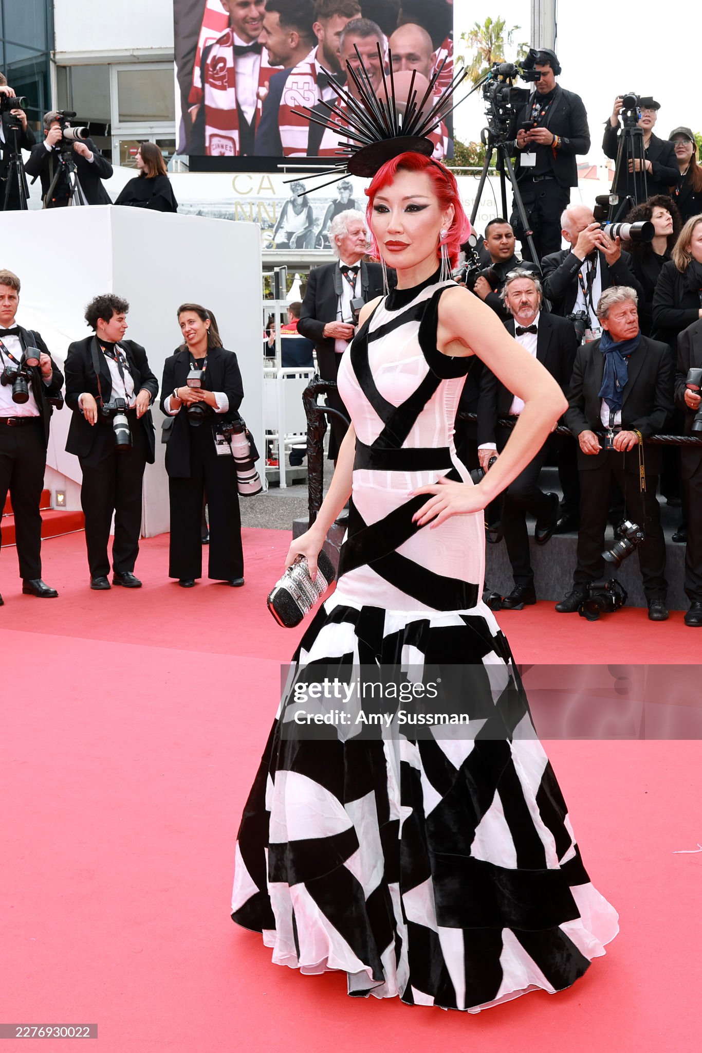 LHP Cannes ngày 7: Vợ Ronaldo khoe body "ngồn ngộn", siêu mẫu Coco Rocha "thị phạm" tạo dáng ngay trên thảm đỏ- Ảnh 33.