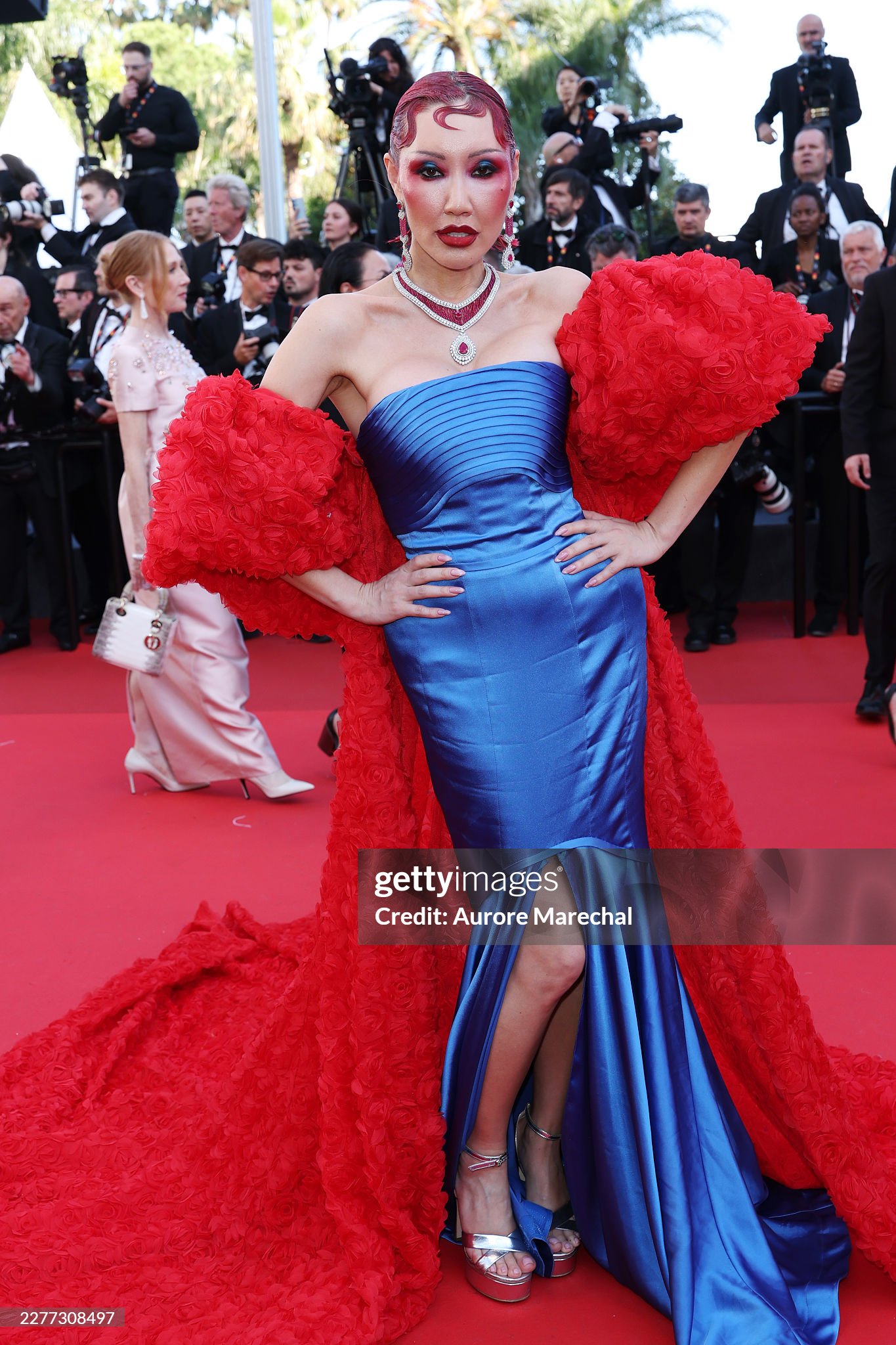 LHP Cannes ngày 9: Bella Hadid hở bạo "chặt chém", ca sĩ Trung Quốc 18 tuổi "đại náo" thảm đỏ- Ảnh 23.