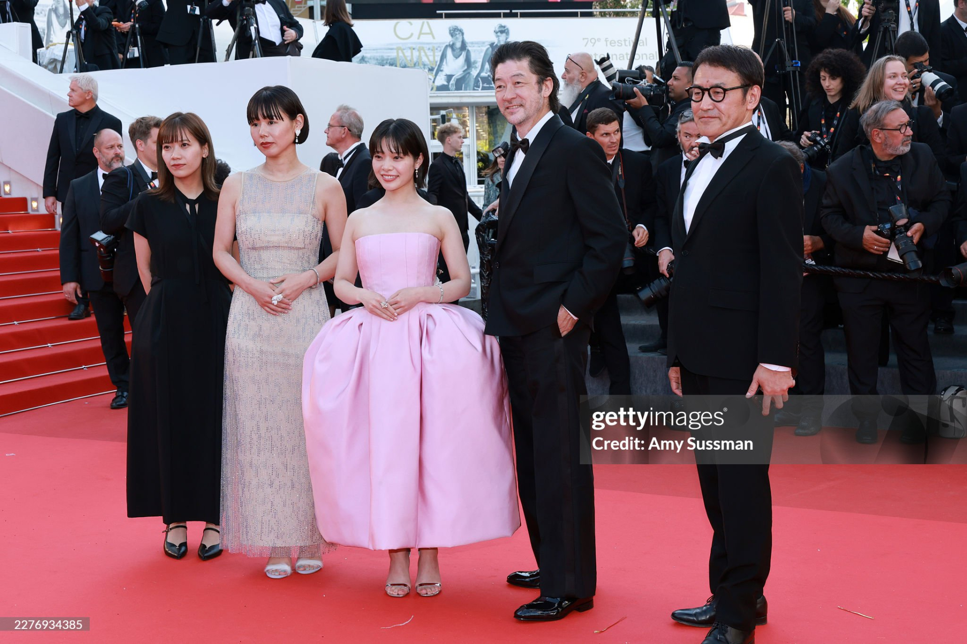 LHP Cannes ngày 7: Vợ Ronaldo khoe body "ngồn ngộn", siêu mẫu Coco Rocha "thị phạm" tạo dáng ngay trên thảm đỏ- Ảnh 31.