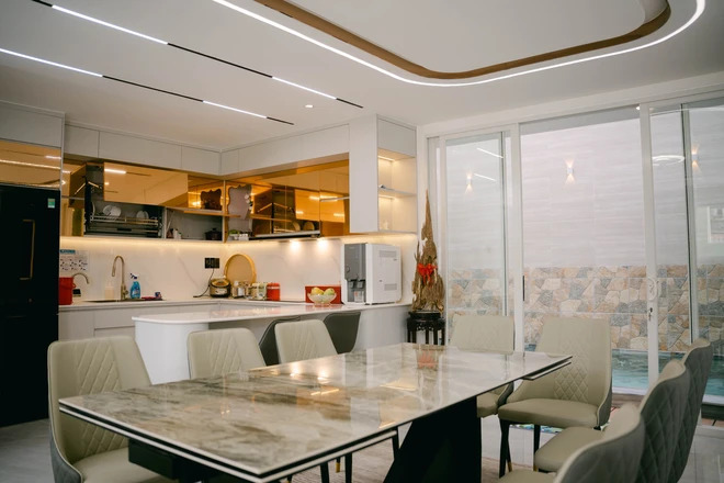 Cặp đôi quyền lực showbiz ở biệt thự ngoại ô sang như resort 5*: Sân thượng rộng đến mức có thể đạp xe, hồ bơi riêng trong khuôn viên nhà- Ảnh 10.