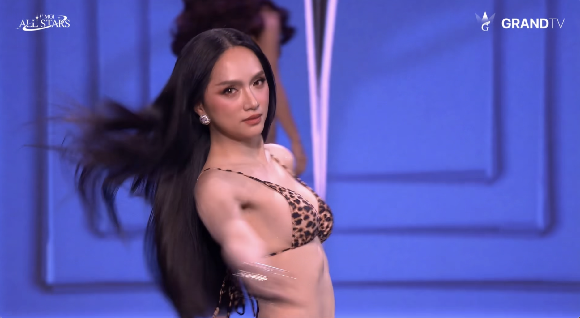 Bán kết 2 Miss Grand: Hương Giang bung skill thi bikini, nhận điểm số bất ngờ từ giám khảo khó tính- Ảnh 4. Bán kết 2 Miss Grand: Hương Giang bung skill thi bikini, nhận điểm số bất ngờ từ giám khảo khó tính- Ảnh 4.