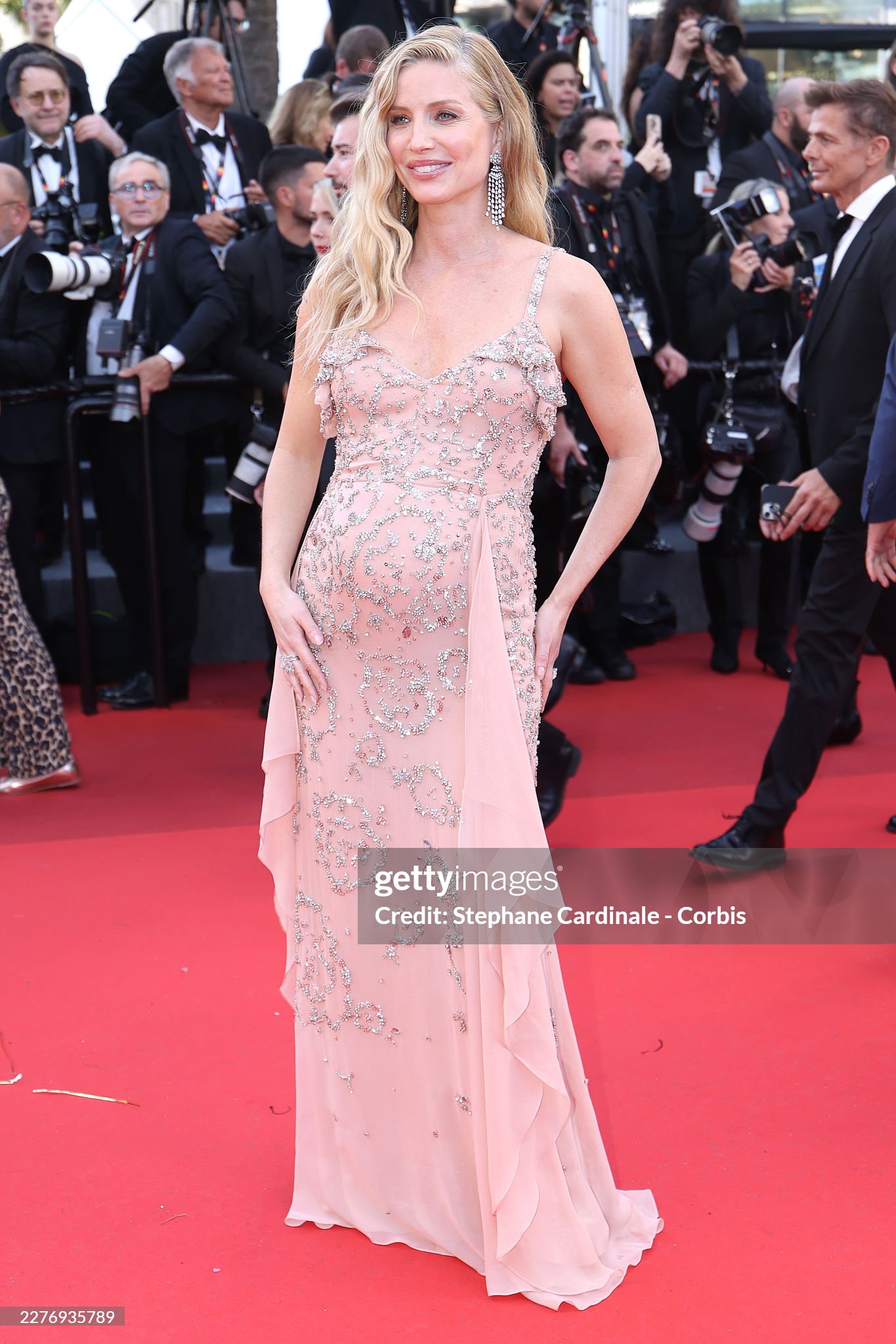 LHP Cannes ngày 7: Vợ Ronaldo khoe body "ngồn ngộn", siêu mẫu Coco Rocha "thị phạm" tạo dáng ngay trên thảm đỏ- Ảnh 11.