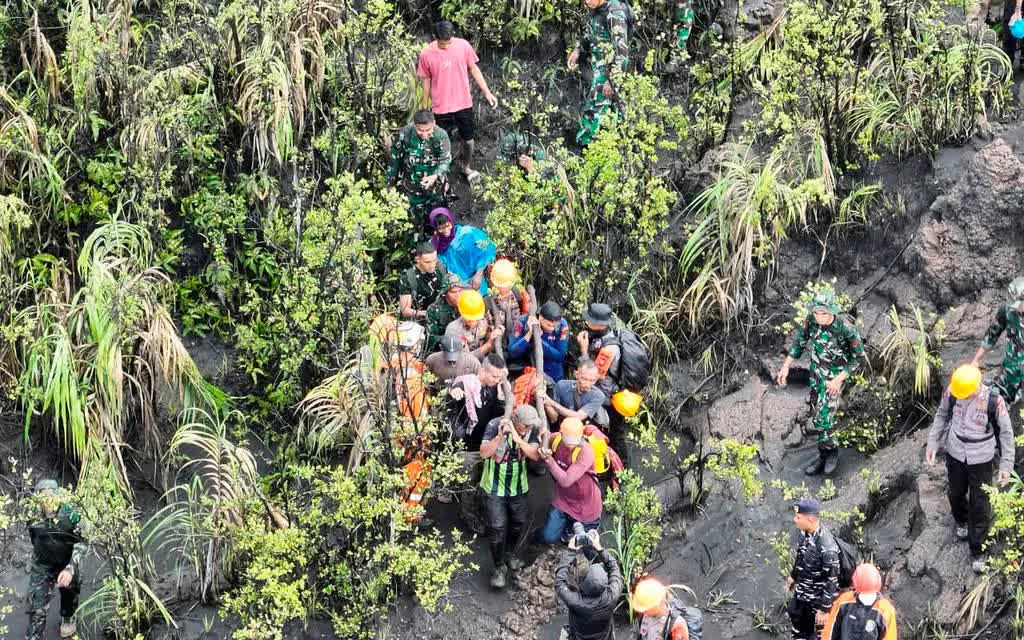 Indonesia tìm thấy thi thể nhà leo núi trong vụ núi lửa phun trào - Ảnh 1.