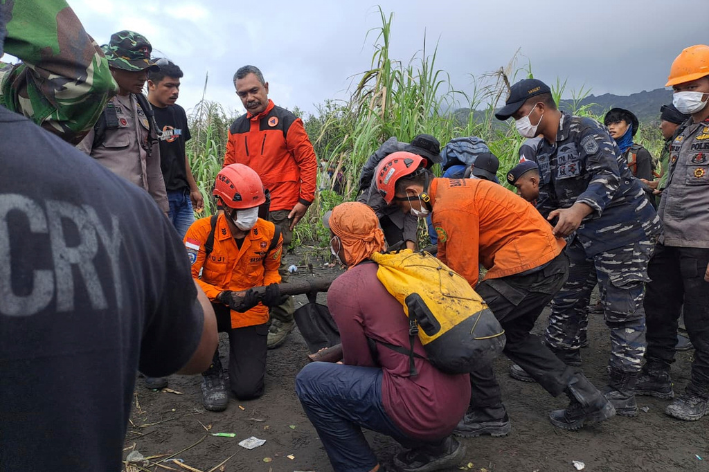 Indonesia tìm thấy thi thể nhà leo núi trong vụ núi lửa phun trào- Ảnh 1. Indonesia tìm thấy thi thể nhà leo núi trong vụ núi lửa phun trào- Ảnh 1.