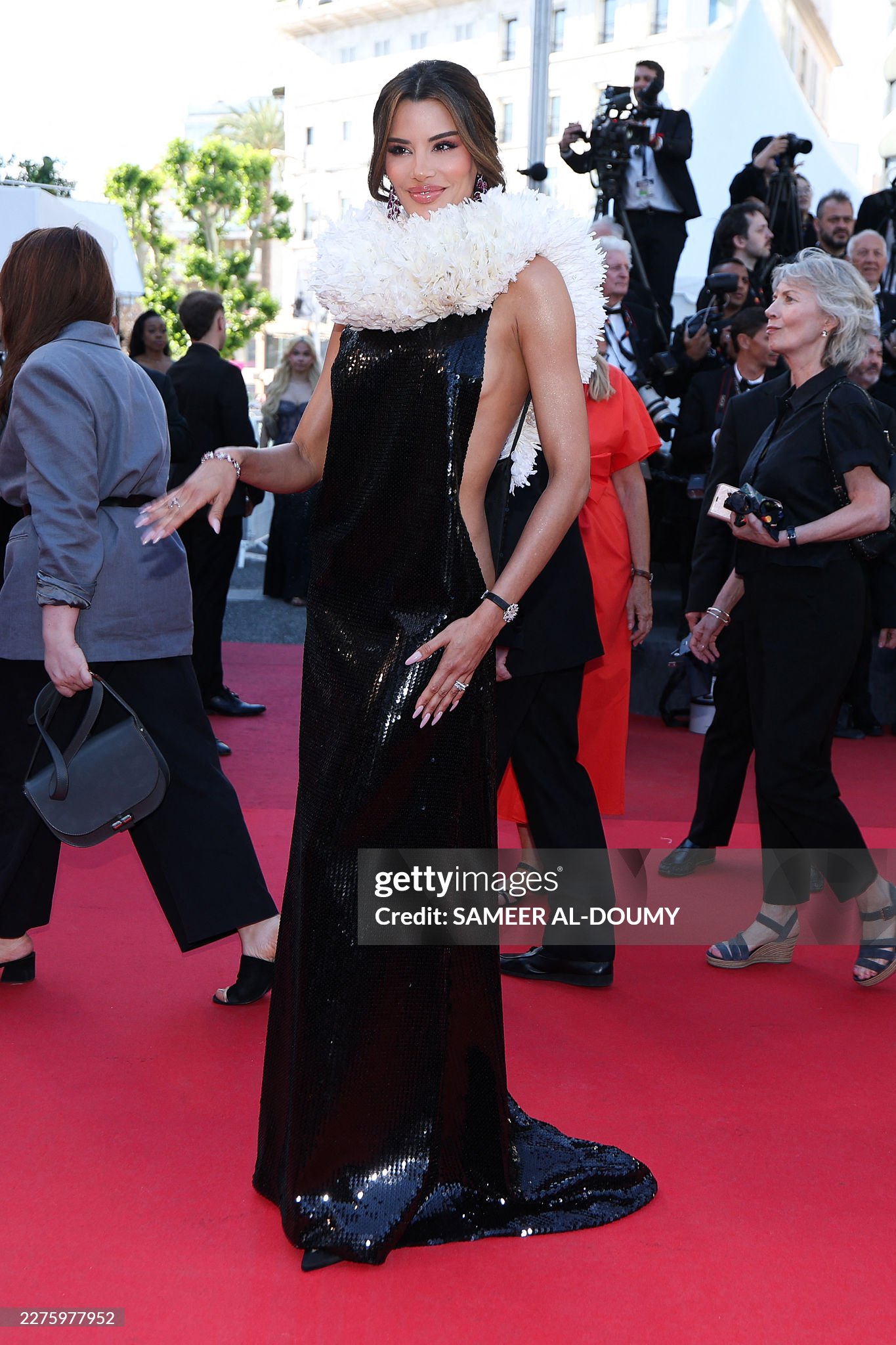 Thảm đỏ Cannes ngày 5: "Chị đại" Chompoo Araya chiếm trọn spotlight, siêu mẫu Nga ngang nhiên hở bạo phạm quy- Ảnh 21.