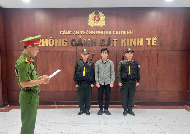 Ra quyết định khởi tố chủ công ty bán giày dép giả Lưu Phát Thuận SN 1991- Ảnh 1.