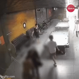 Cô gái bị nam thanh niên tóm tóc, đạp thẳng vào đầu trong quán bida: Hé lộ danh tính và mối quan hệ ít ai ngờ giữa hai người- Ảnh 1.